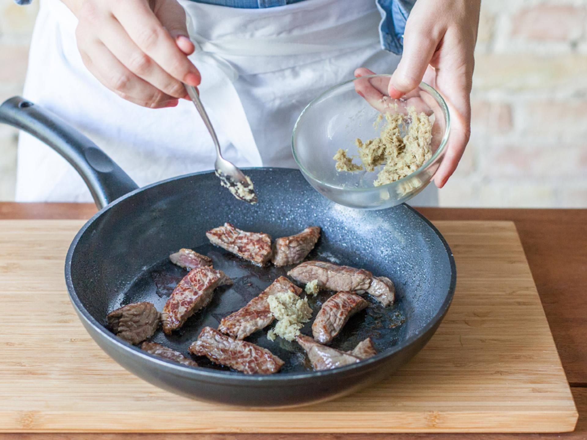 Step 5: zitronengras teriyaki rindfleisch mit paprika und gebratenen nudeln Step 5: zitronengras teriyaki rindfleisch mit paprika und gebratenen nudeln