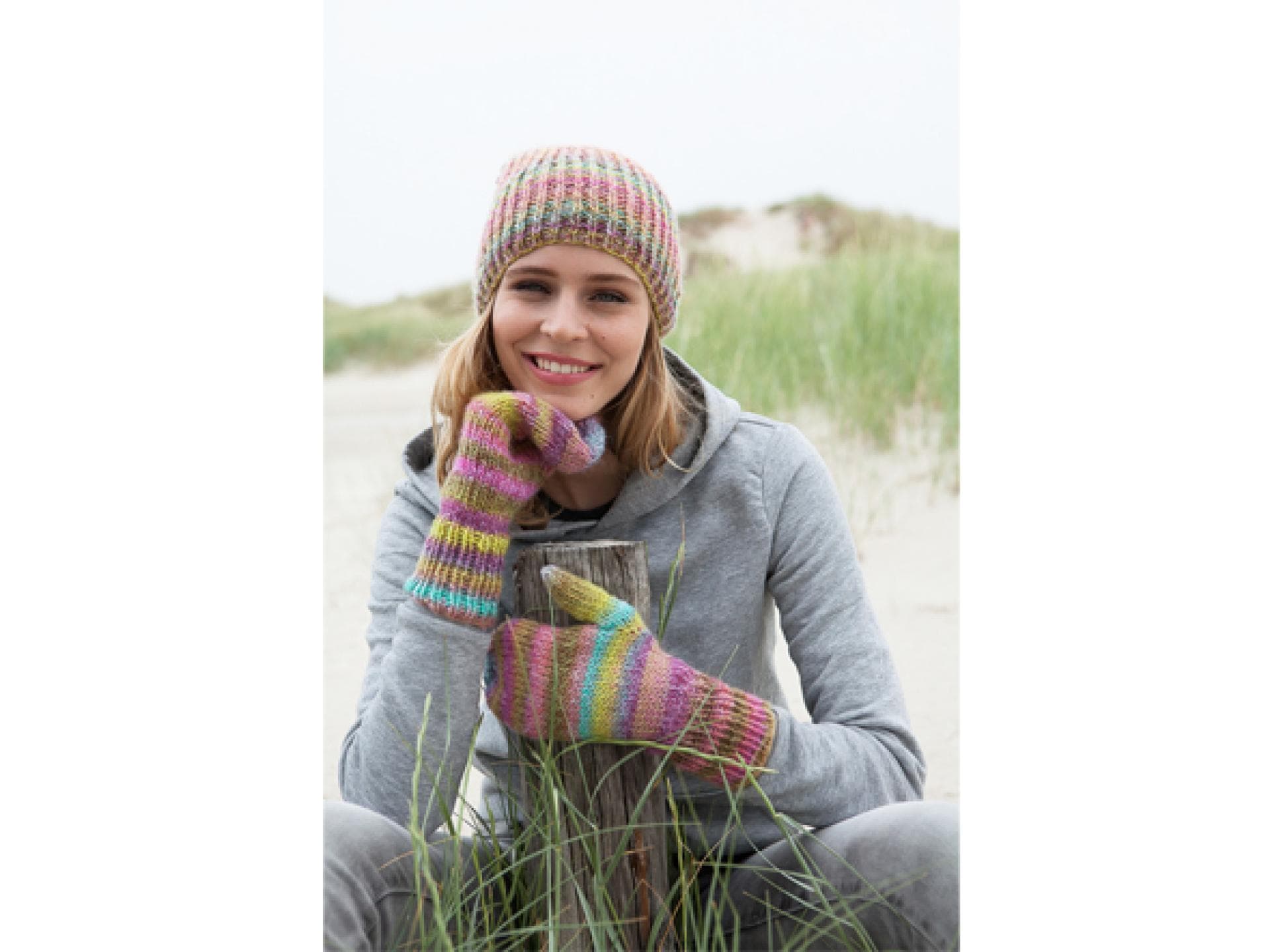 Strickmütze Strickmütze und Handschuhe in Regenbogenfarben