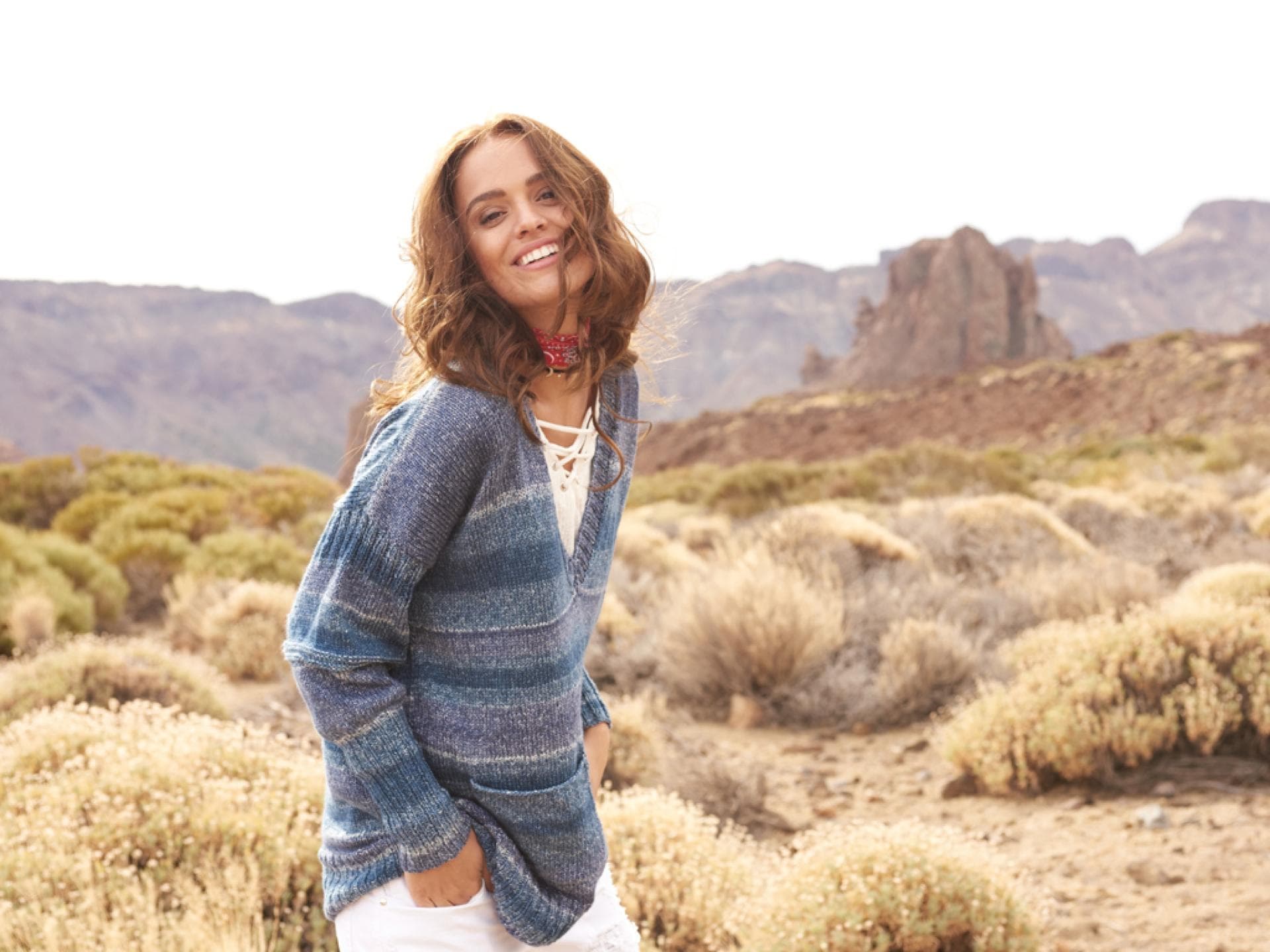 Blauer Strickpullover mit V-Ausschnitt Blauer Strickpullover mit V-Ausschnitt