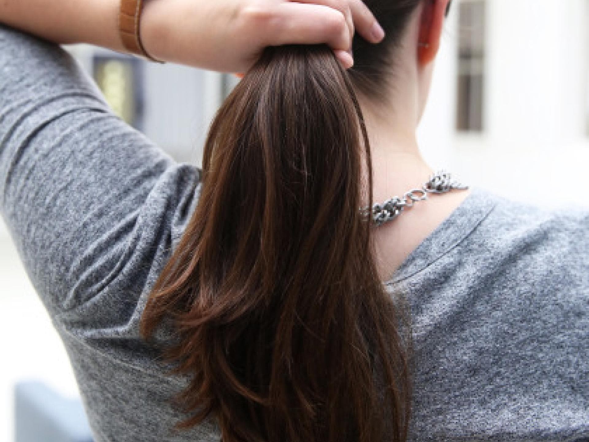 Haare werden im Nacken zusammen gefasst