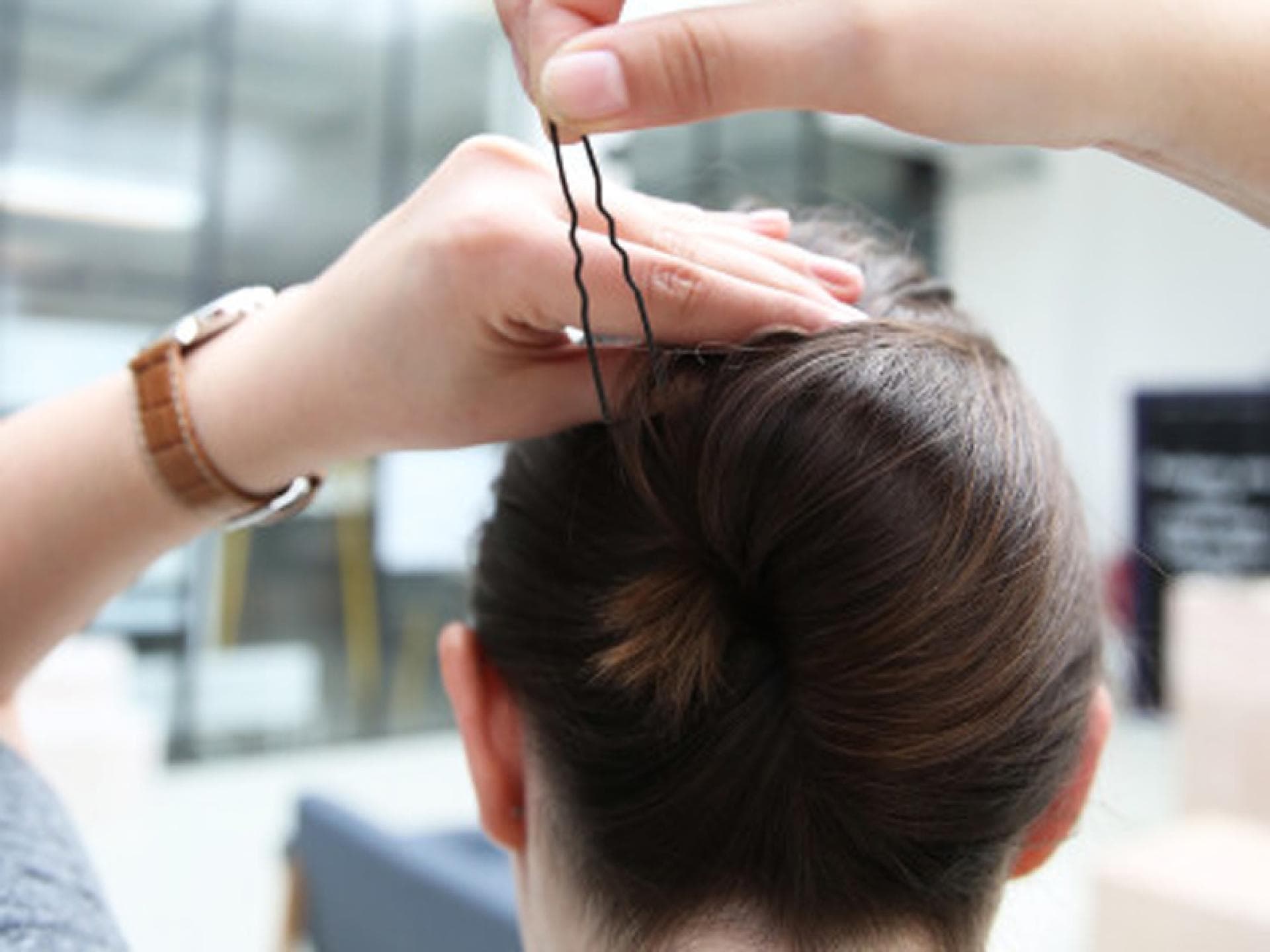 Haare werden festgesteckt