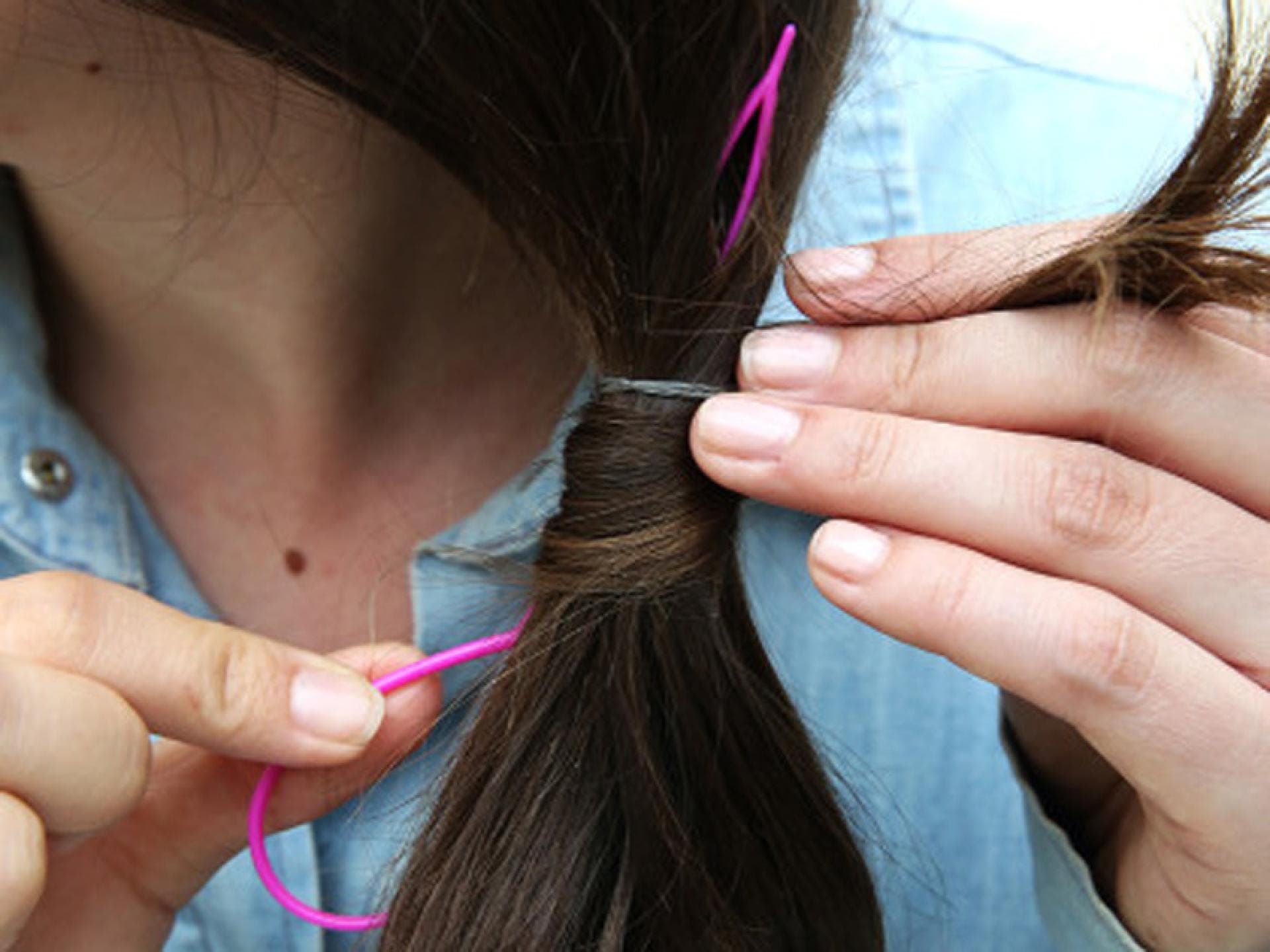 Topsy Tail Topsy-Tail-Werkzeug wird durch die Zopfmitte gesteckt