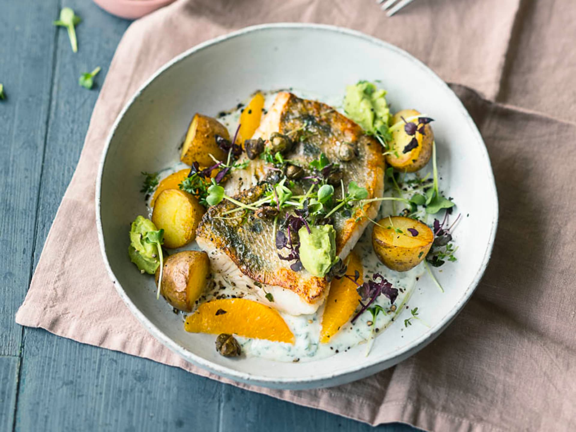 Fischfilet mit Avocado und Kräuterjoghurt Fischfilet mit Avocado und Kräuterjoghurt