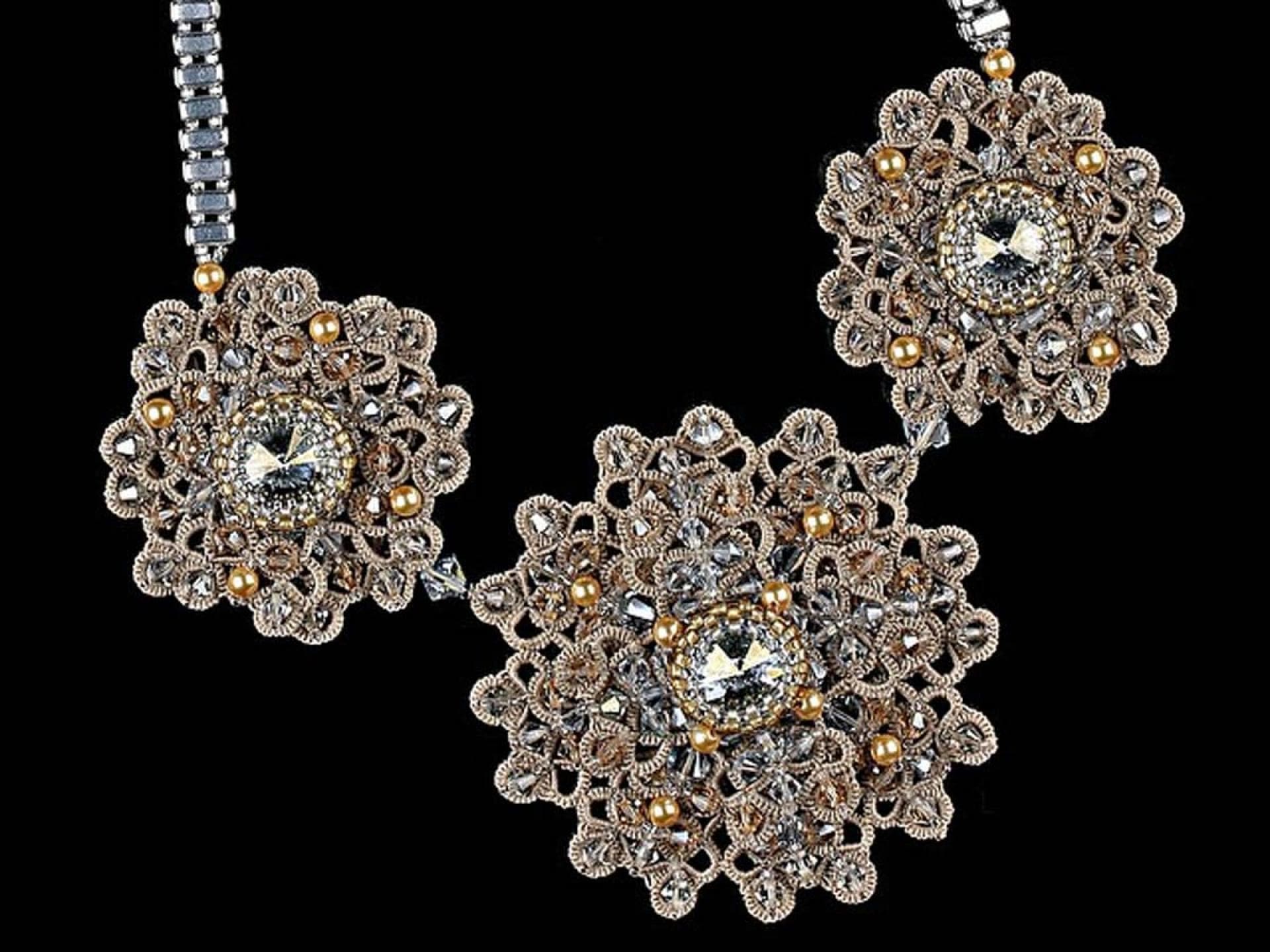 Occhi-Collier Blaues Spitzen-Collier mit Perlen