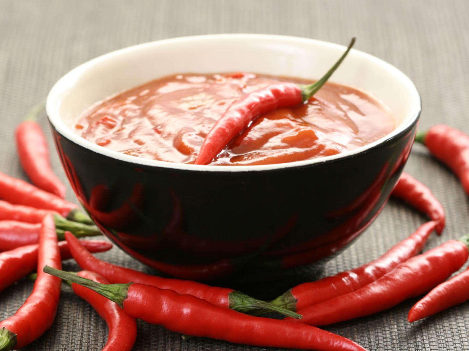 Tabasco oder Sambal Oelek Tabasco oder Sambal Oelek