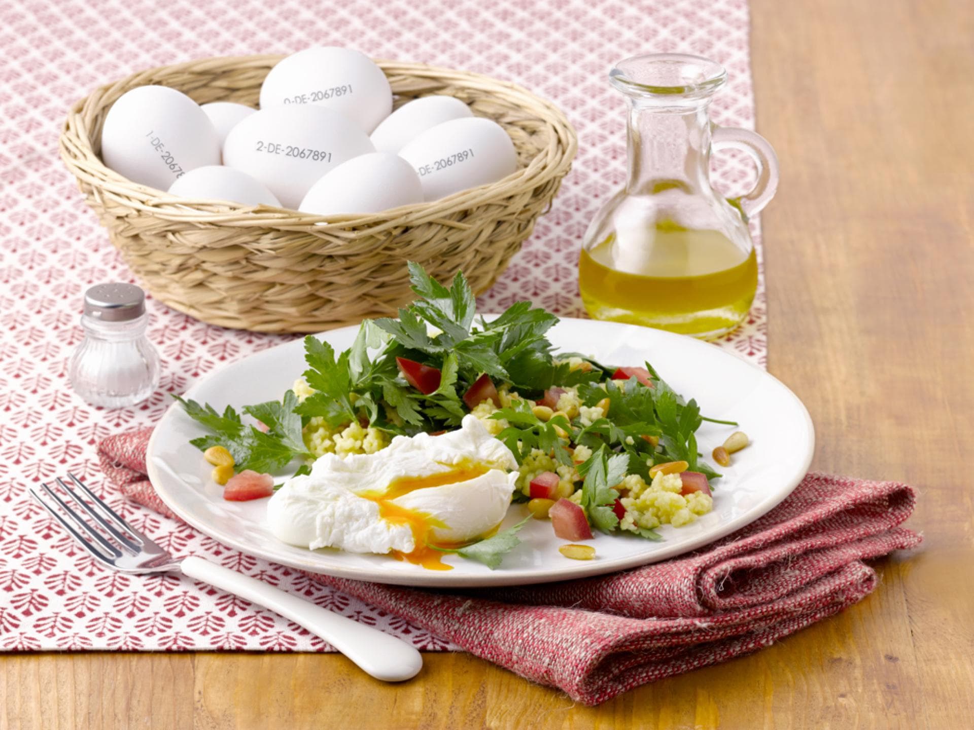 Taboulé-Salat mit pochiertem Ei