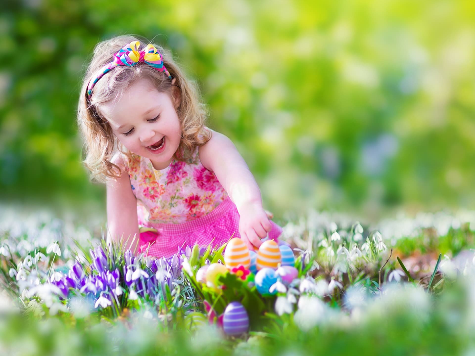 Ein kleines Mädchen freut sich über Ostern 