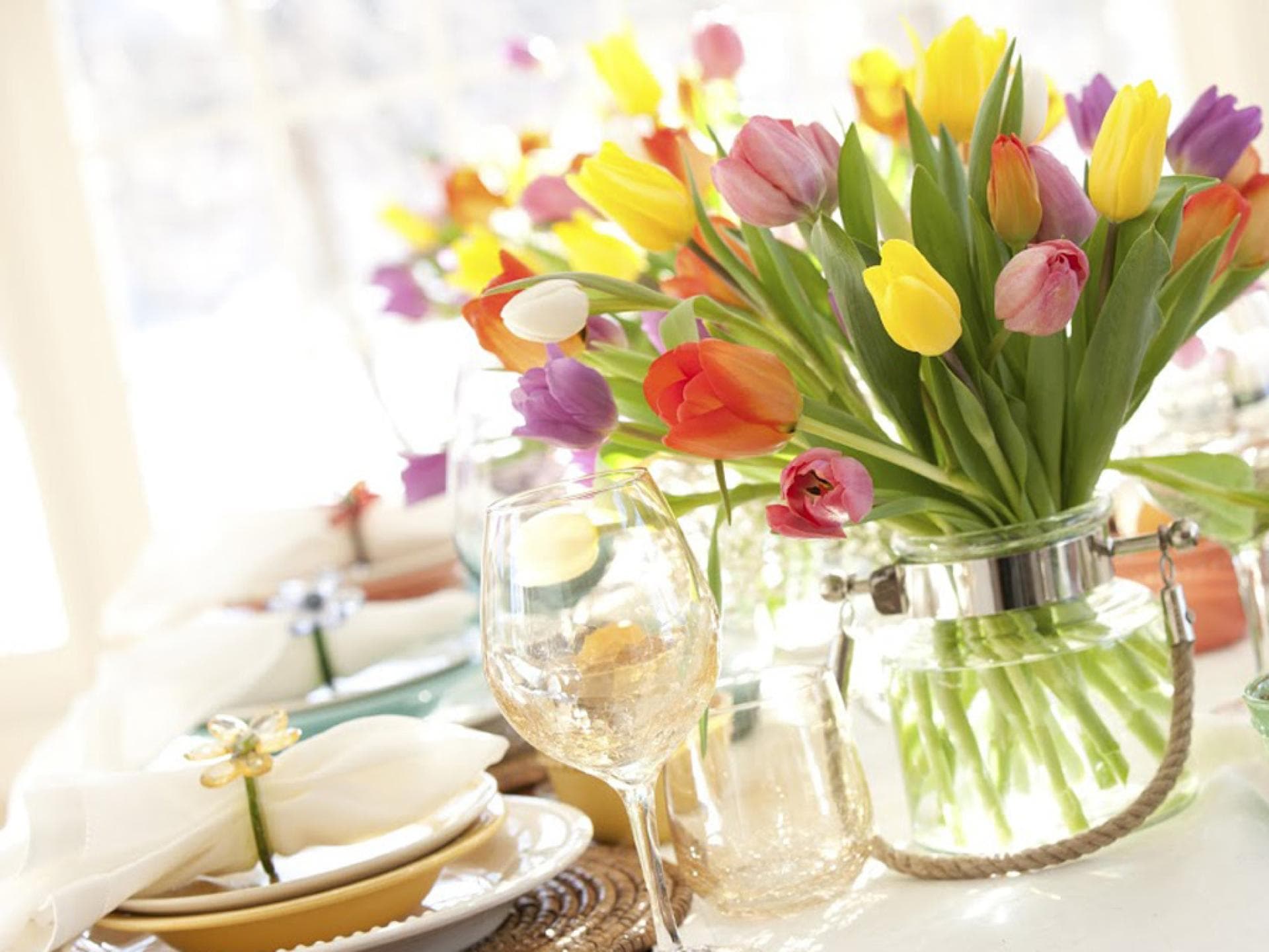 Tischdeko mit frischen Blumen zum Muttertag Tischdeko mit frischen Blumen zum Muttertag