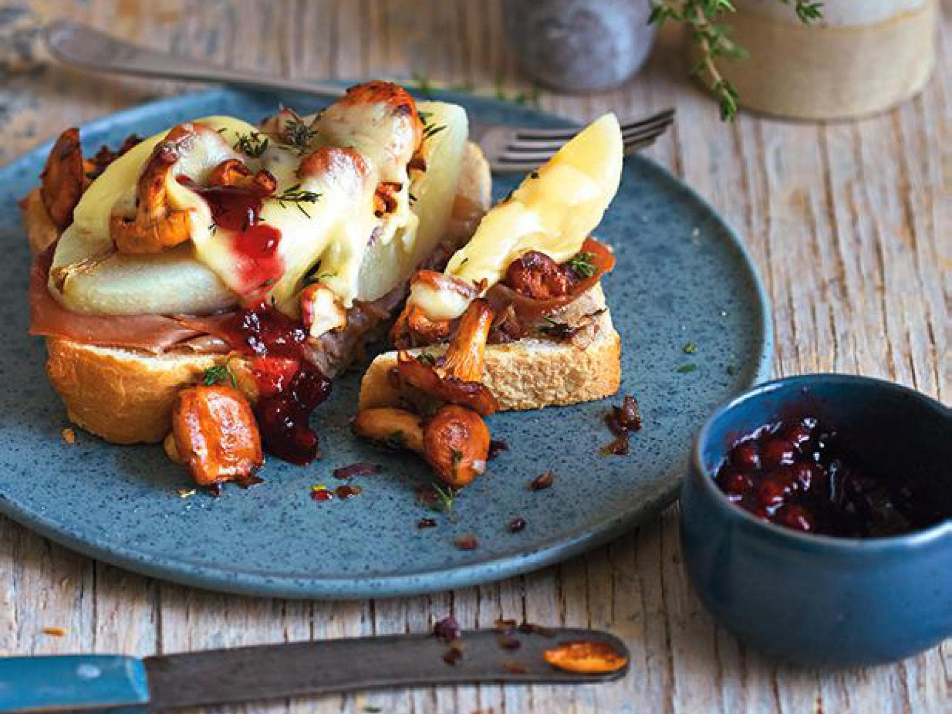 Toast mit Birnen, Pfifferlingen, Schinken und Käse überbacken