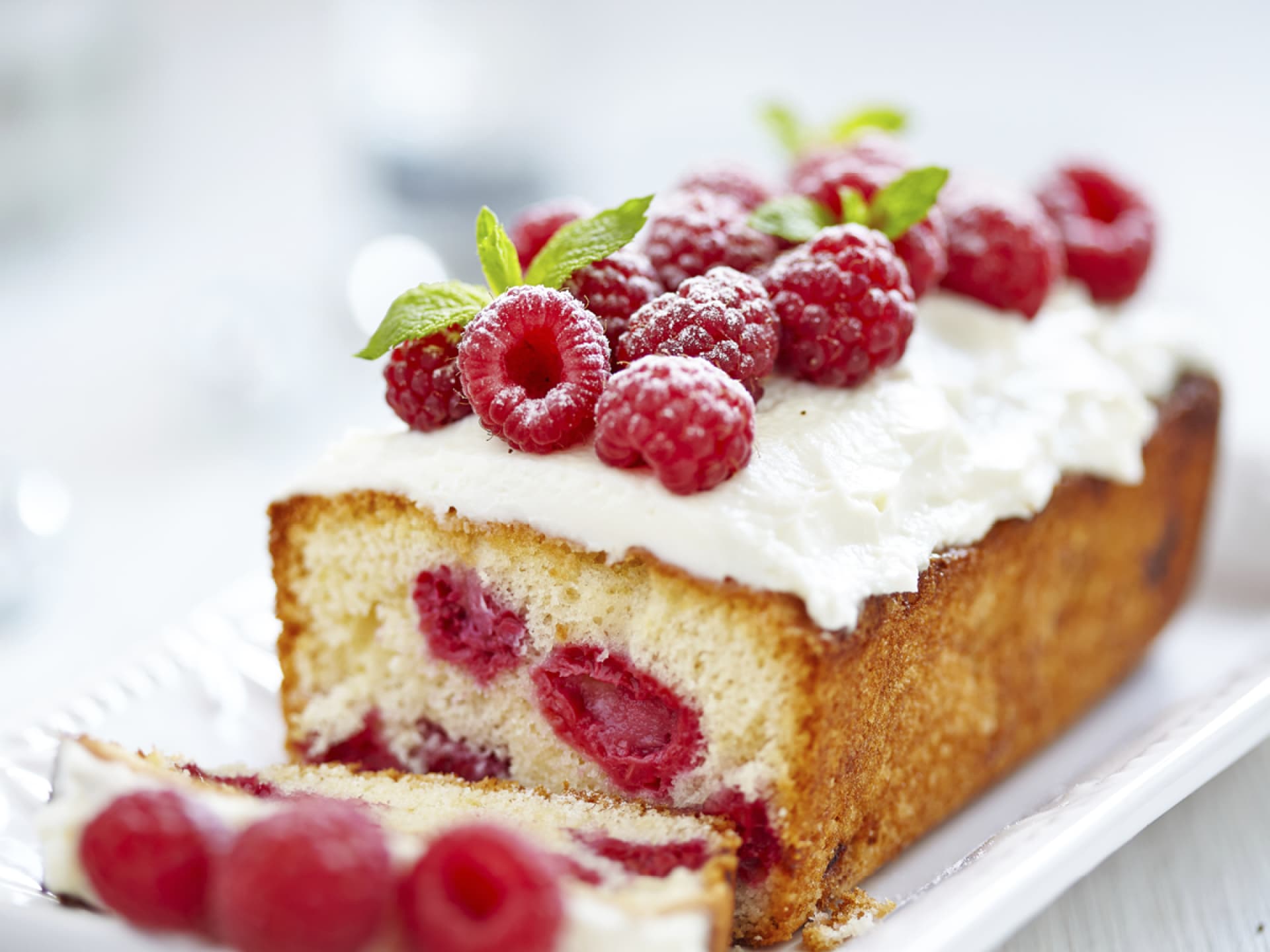 Leckerer Himbeerkuchen - Dekoriert mit frischen Himbeeren und eine frischen Creme