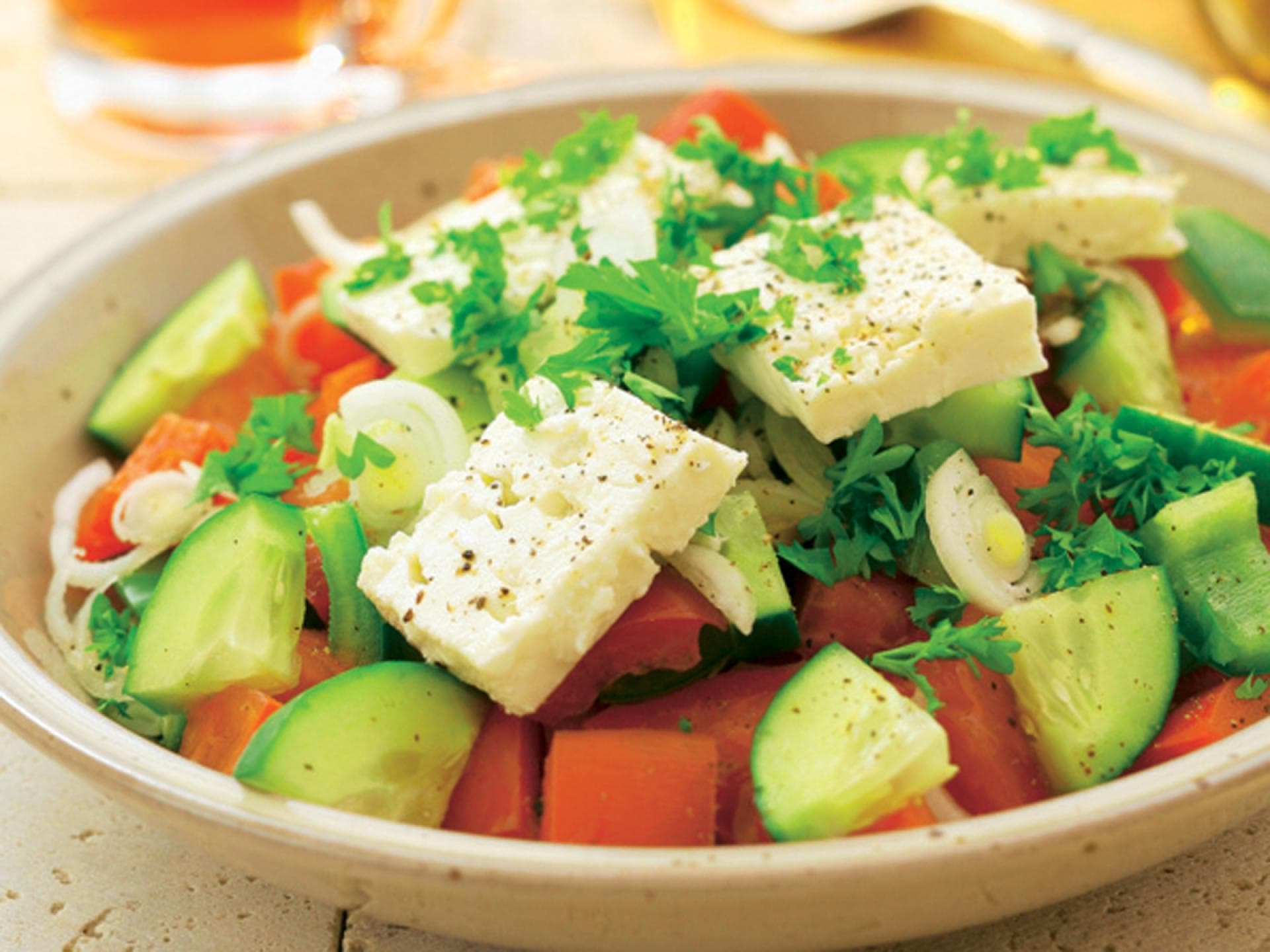 Tomaten-Gurken-Salat mit Feta und Gemüse, frisch aus dem Garten - Ein toller Salat für den Sommer