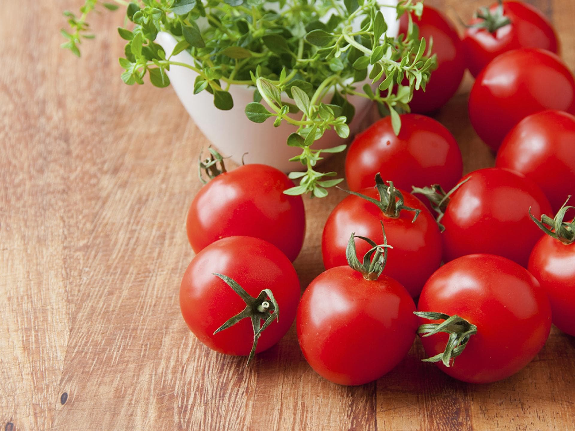 Kleine Cherry Tomaten Kleine Cherry Tomaten - Hier erfahren Sie, wie man Tomaten richtig aushöhlt