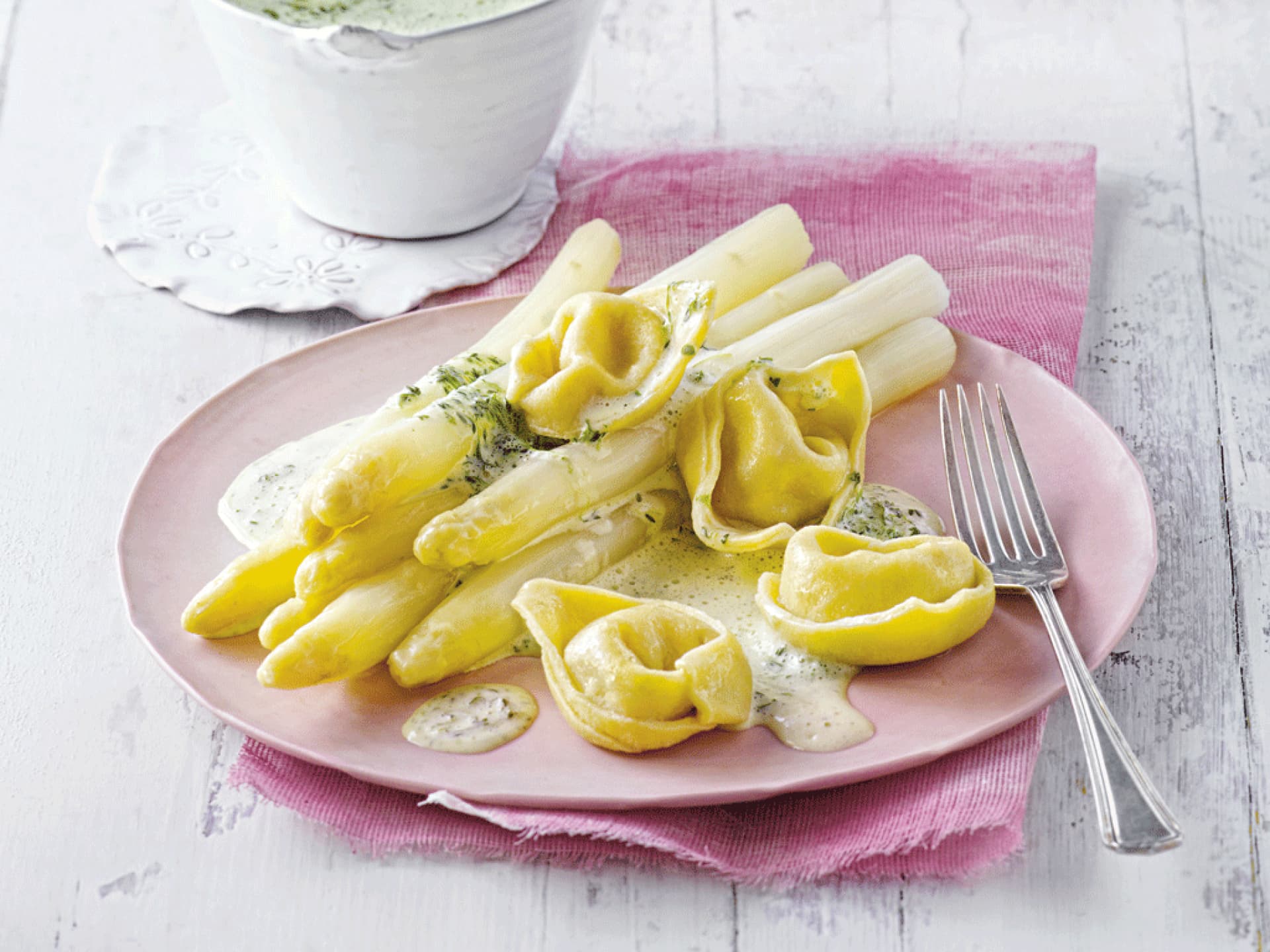 Tortellini mit Spargel und Sauce