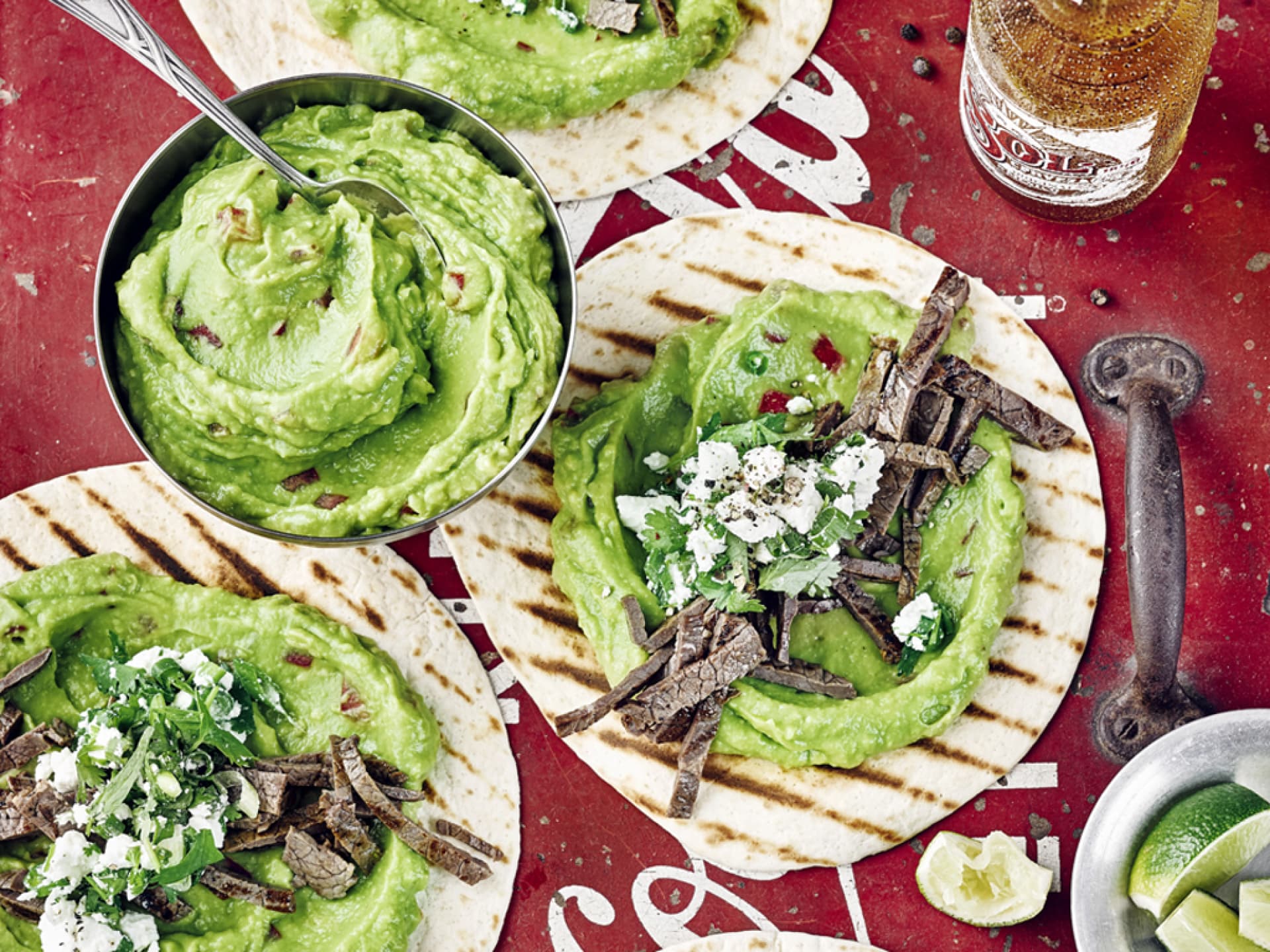Tostadas mit Rindfleischstreifen Tostadas mit Rindfleischstreifen