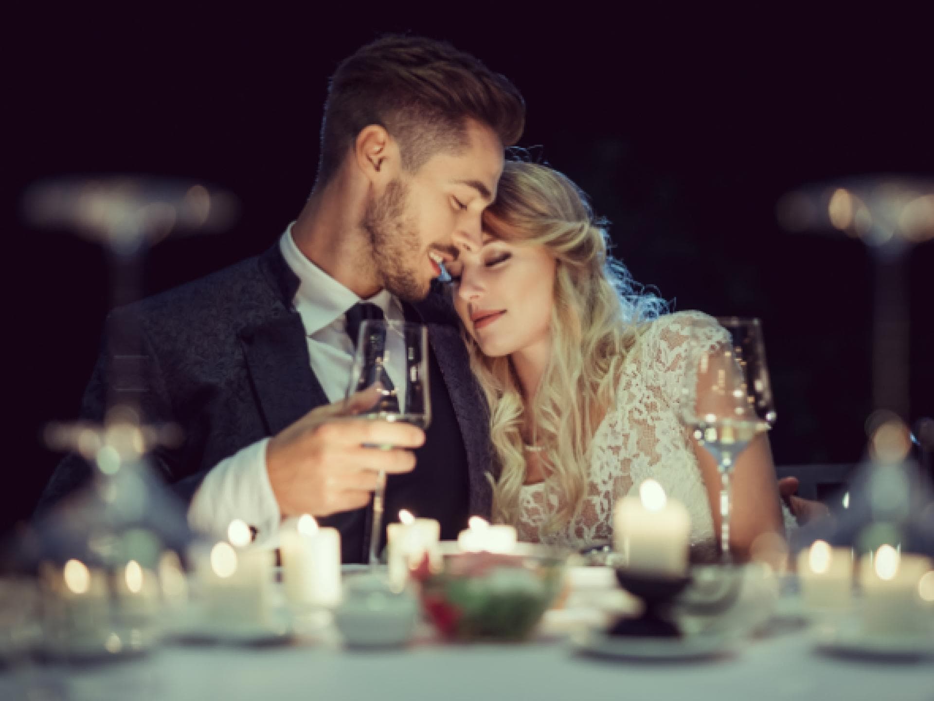 Glückliches Brautpaar: Micro-Wedding: Argumente für eine kleine Feier