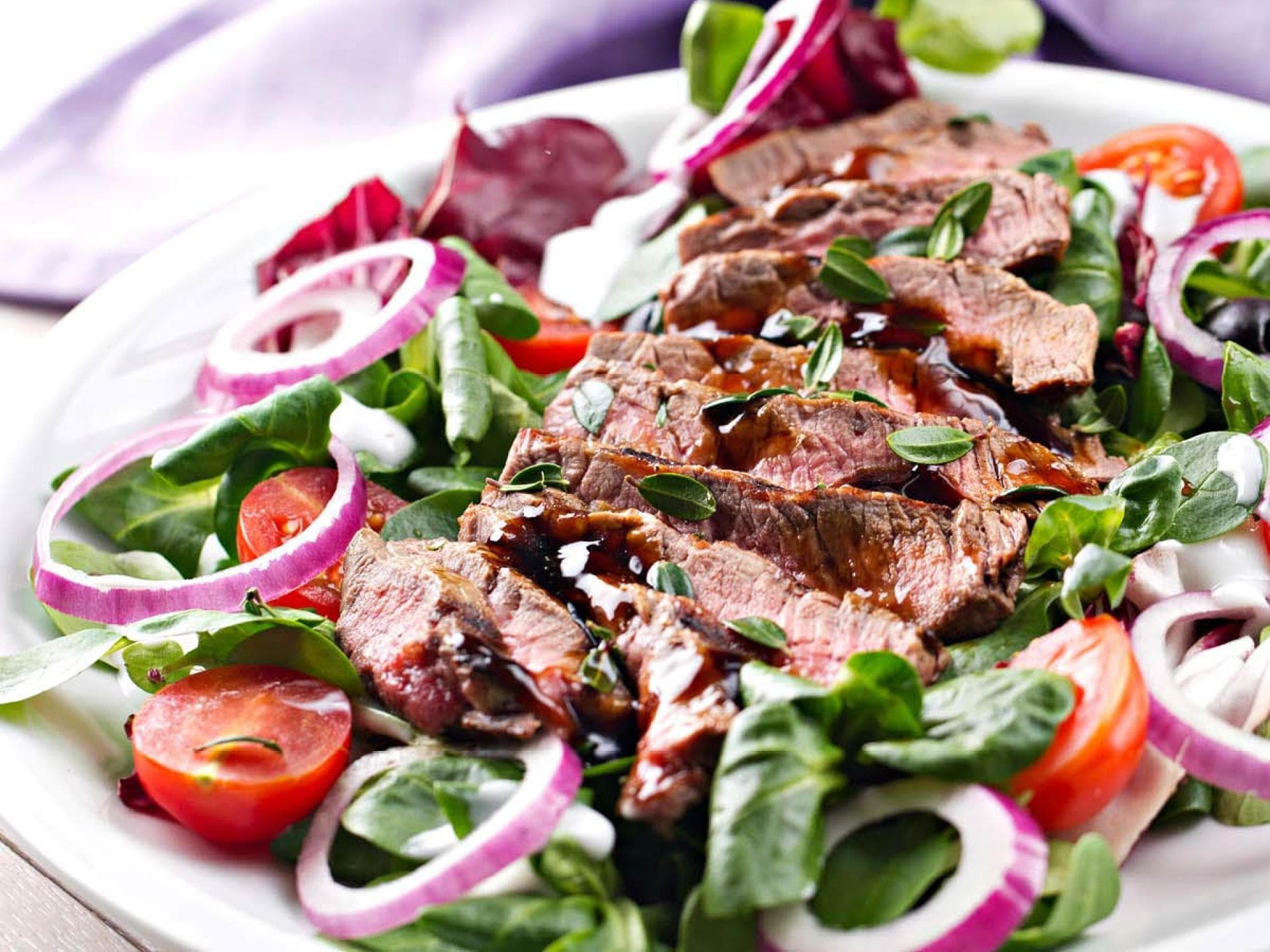 Typisch griechische Küche Leckerer griechischer Salat mit Fleisch und Feta