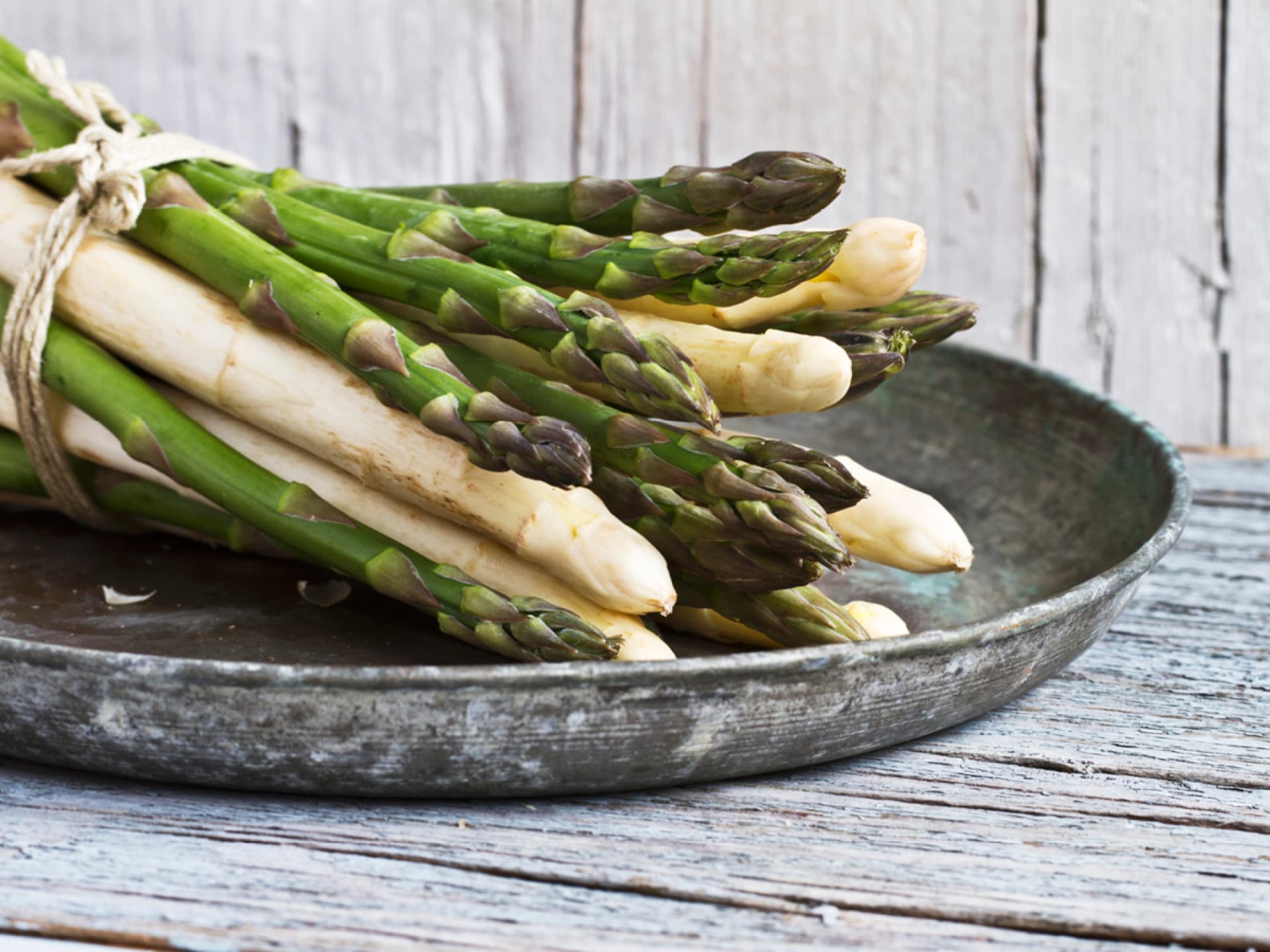 Weißer und grüner Spargel