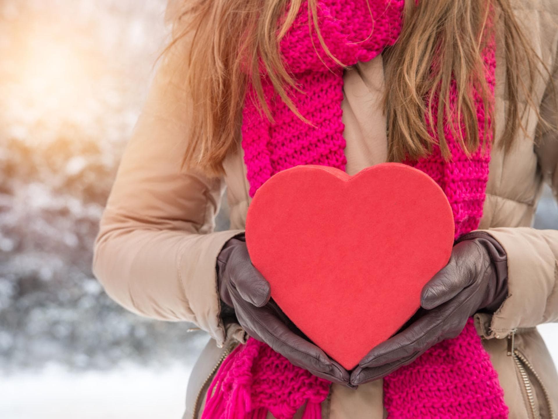 Frau hält Geschenk für Mann zum Valentinstag - Tipps für das richtige Valentinstagsgeschenk für Männer 
