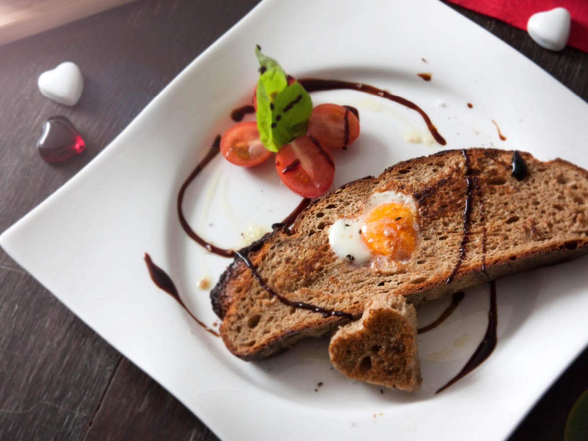 Frühstück zum Valentinstag Brot und Spiegelei: Frühstück zum Valentinstag