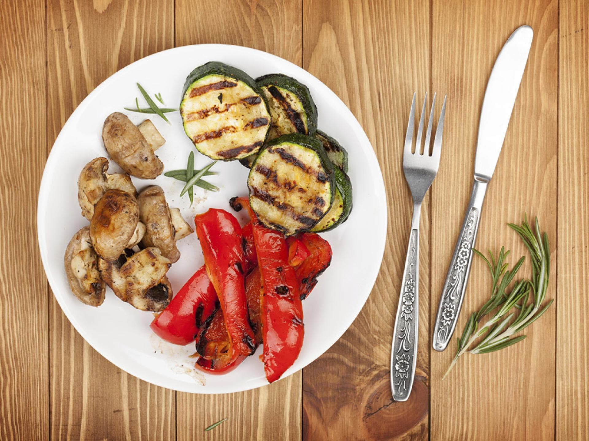 Gemüse grillen - Entdecken Sie tolle Alternativen für den Grillrost wie Käse, Tofu oder Gemüse
