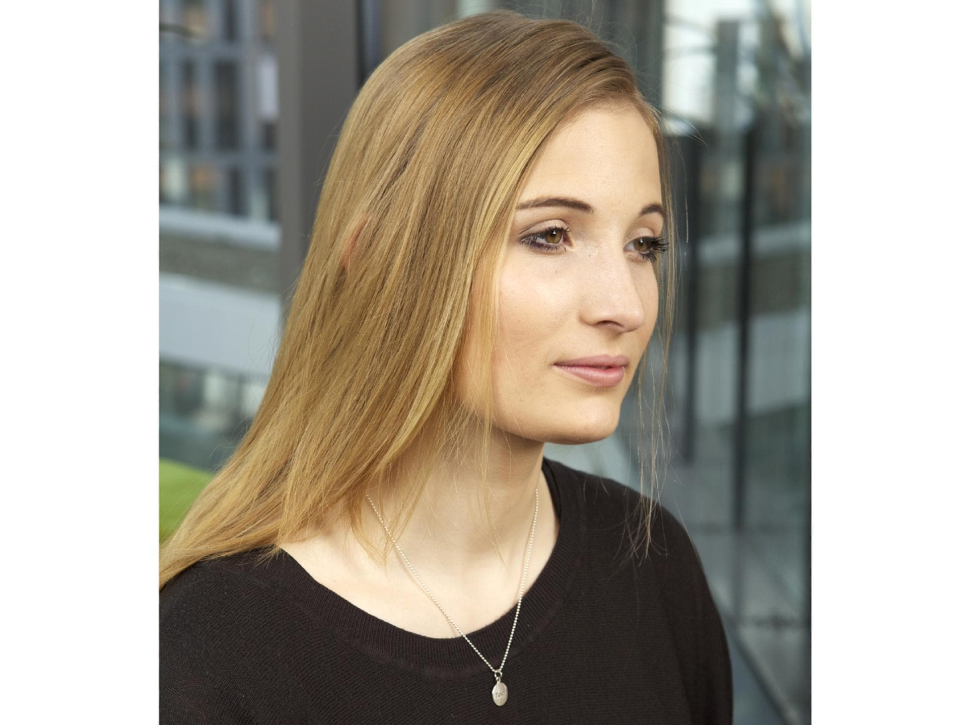 Frau mit langen Haaren und Seitenscheitel