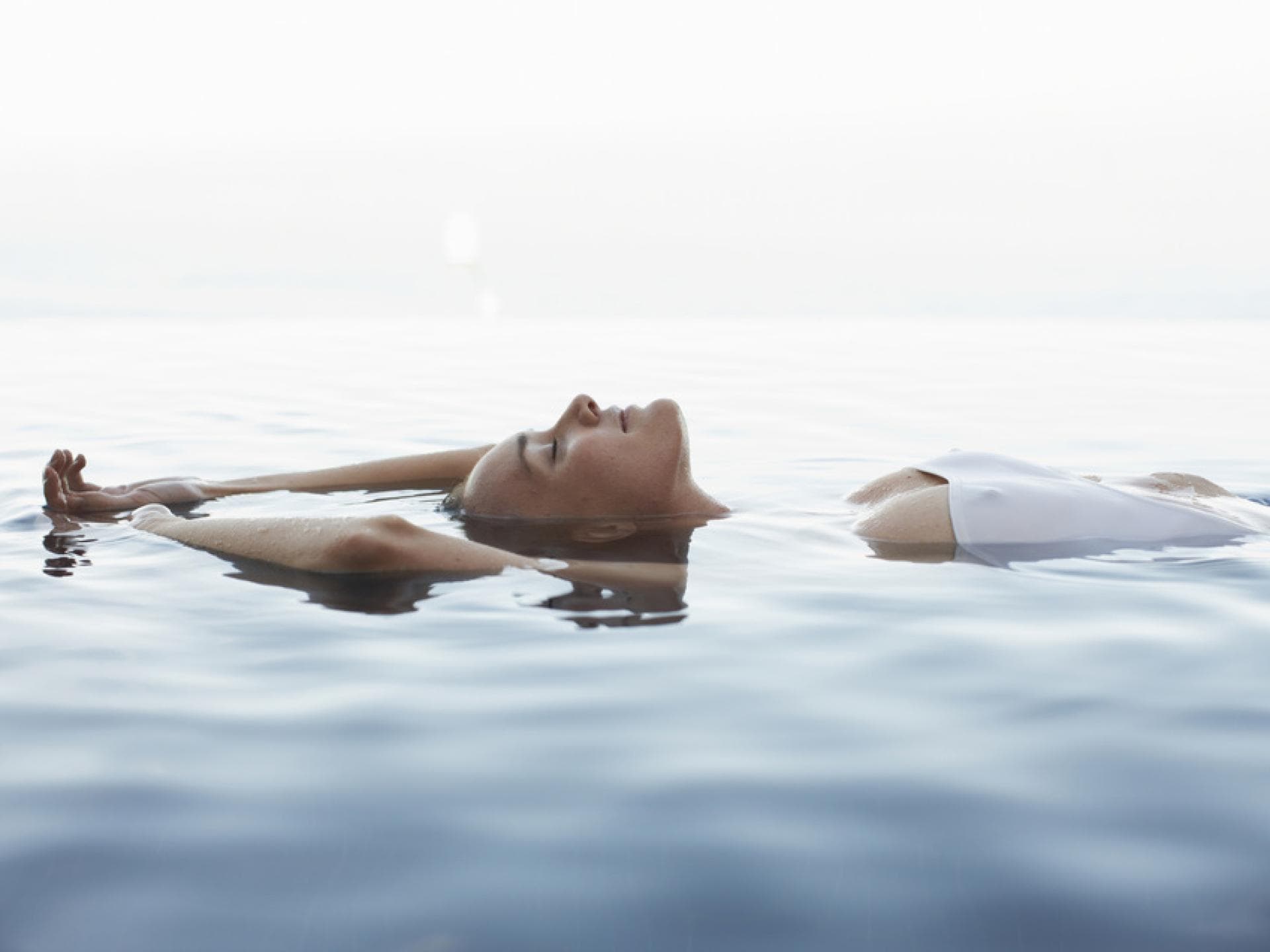 Frau liegt im Meer Frau liegt im Meer
