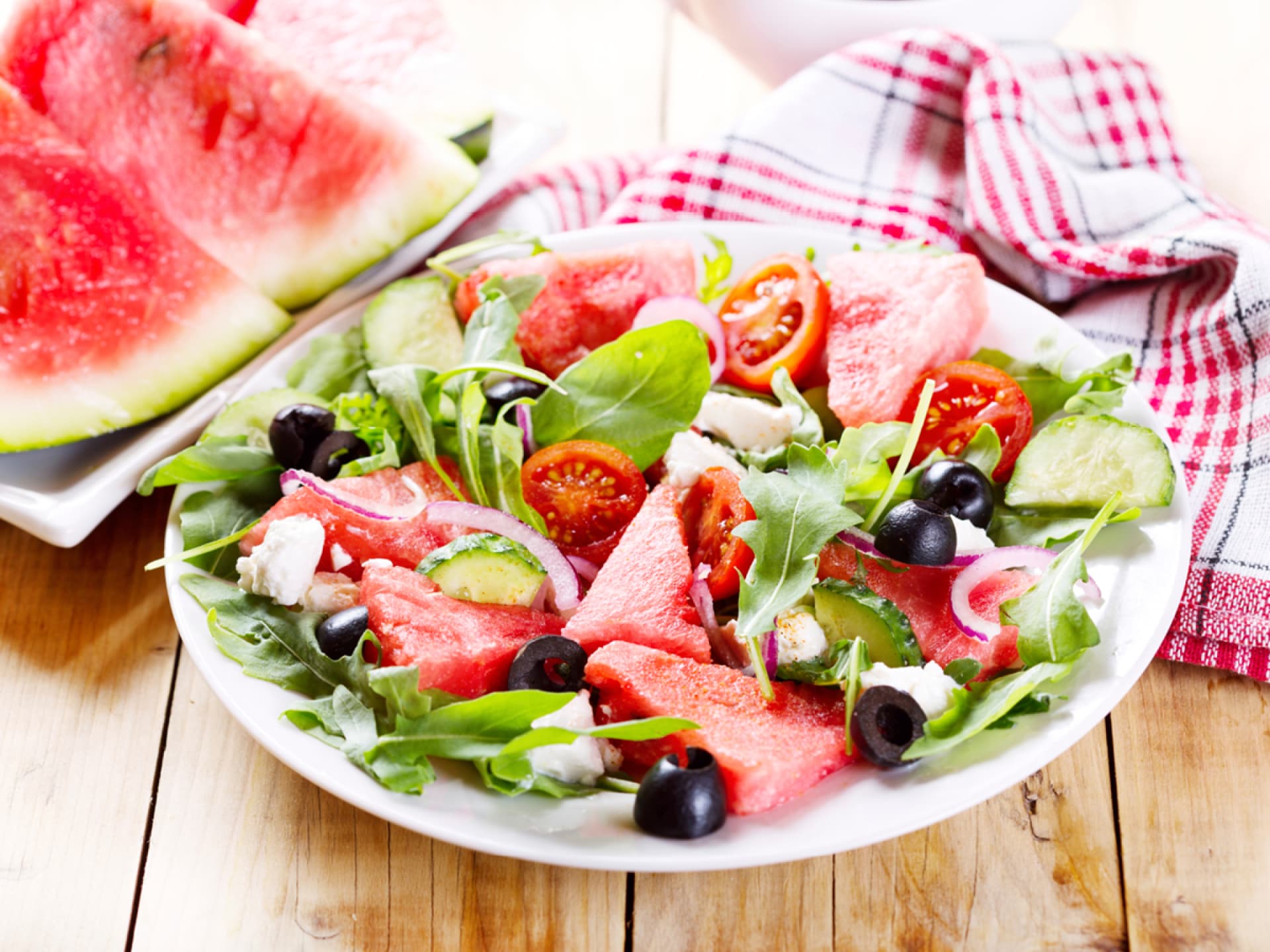 Wassermelone mit Oliven, Feta und Tomaten
