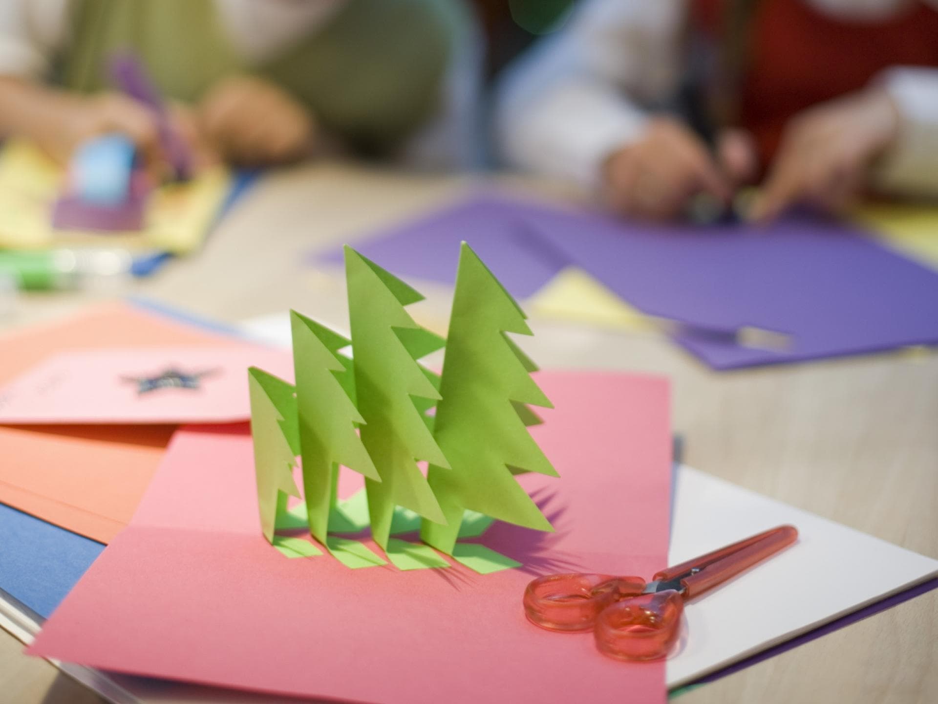 Weihnachtskarte mit aufklappbaren Tannenbäumen