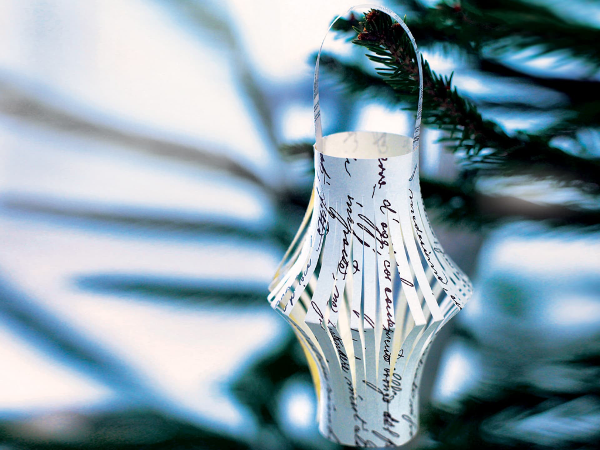 Weihnachtslaterne aus Papier für den Tannenbaum