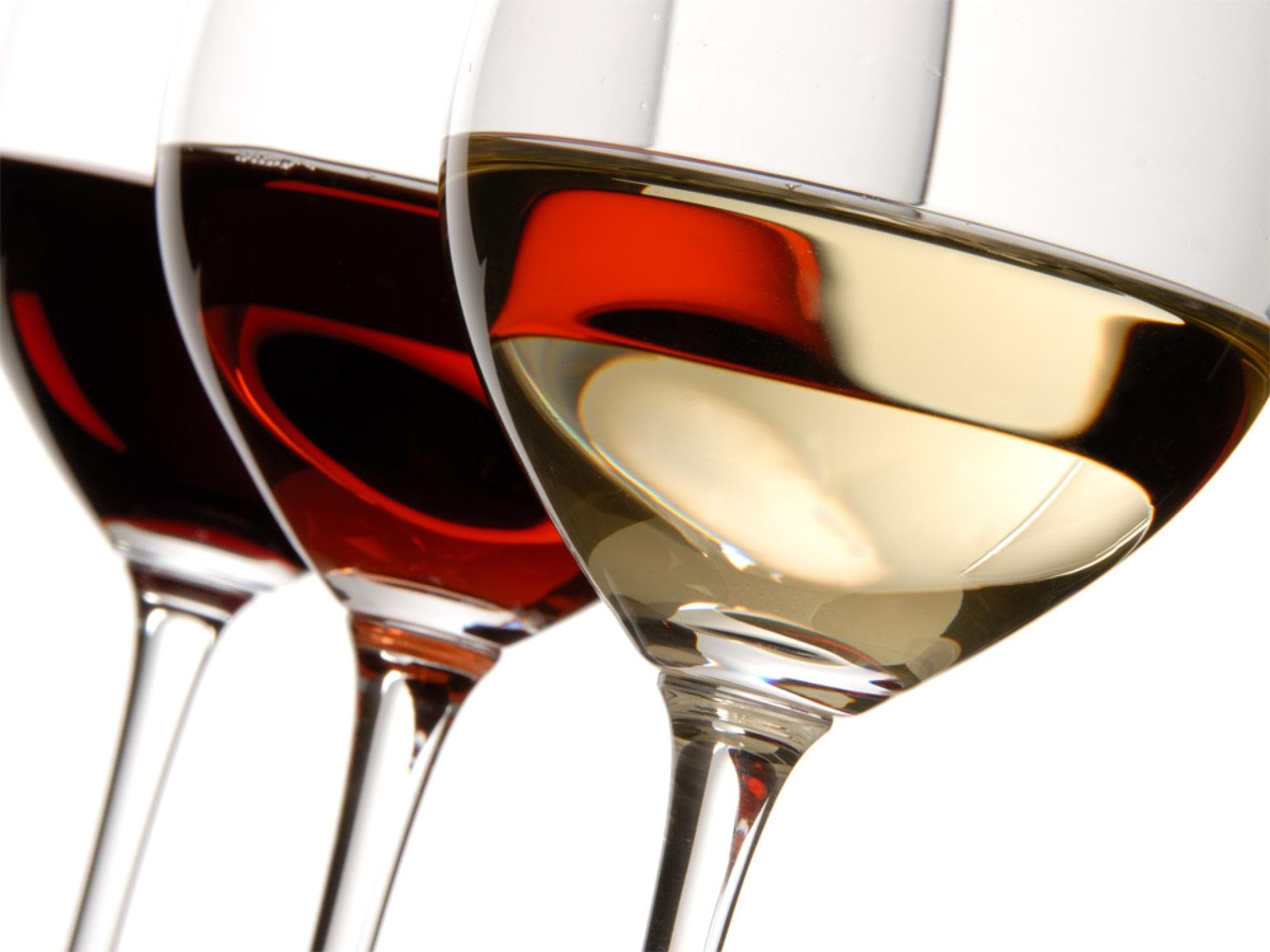 Rotwein und Weißwein in Weingläsern - Augen auf beim Weinkauf