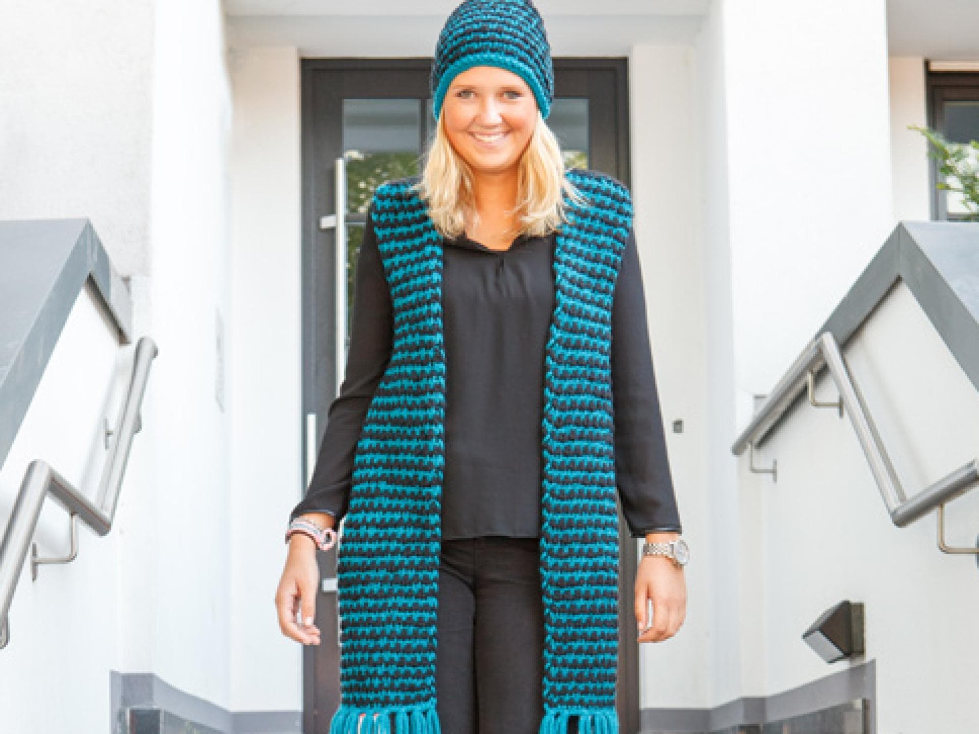 Blau-schwarzer Schal mit passender Mütze