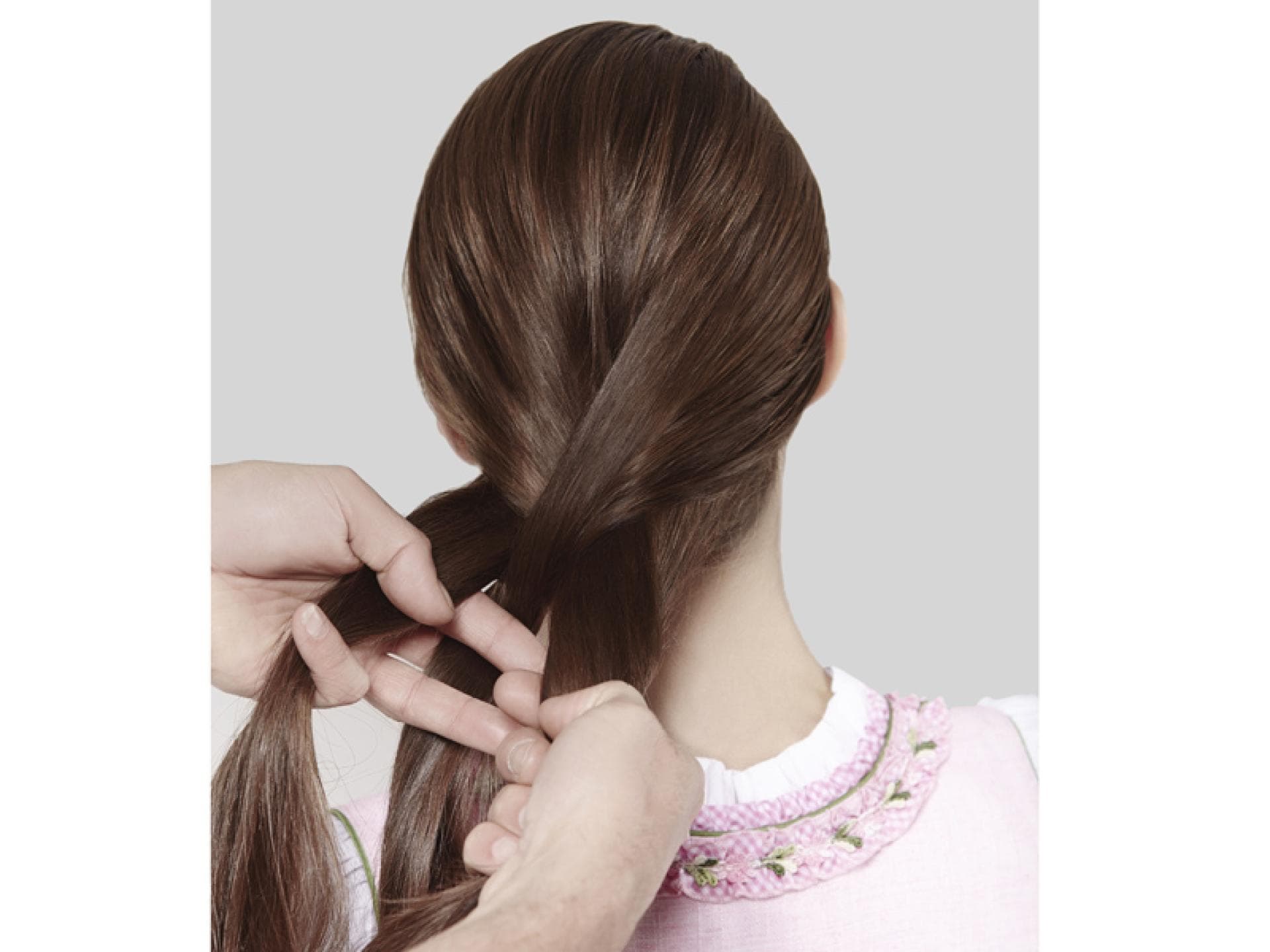 Haare werden abgeteilt und geflochten