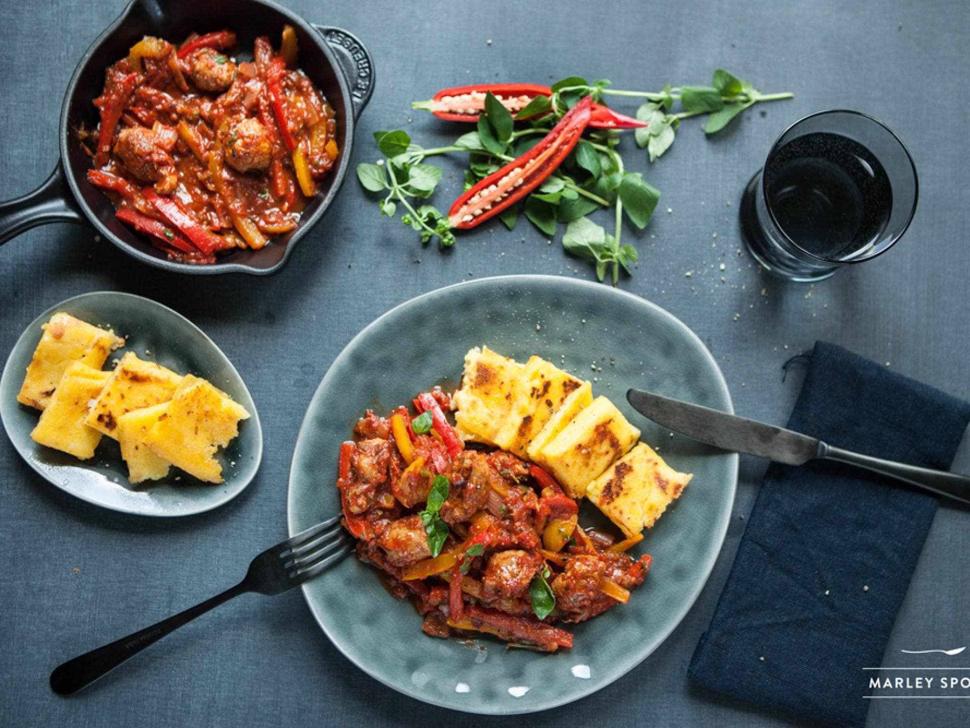 wurziger salsiccia paprika eintopf mit knusprigen polentaecken