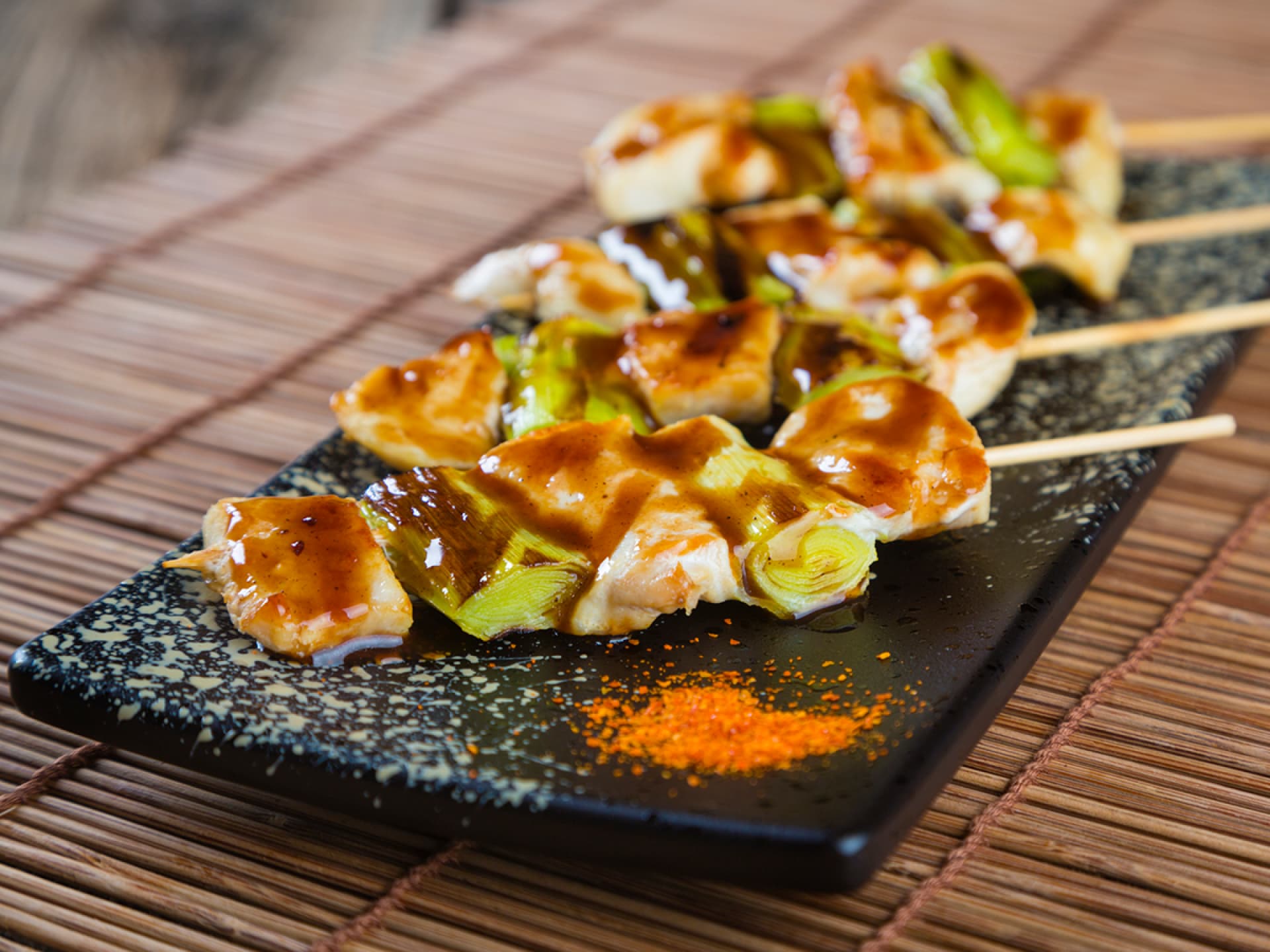 angerichtete Yakitori Fleischspieße