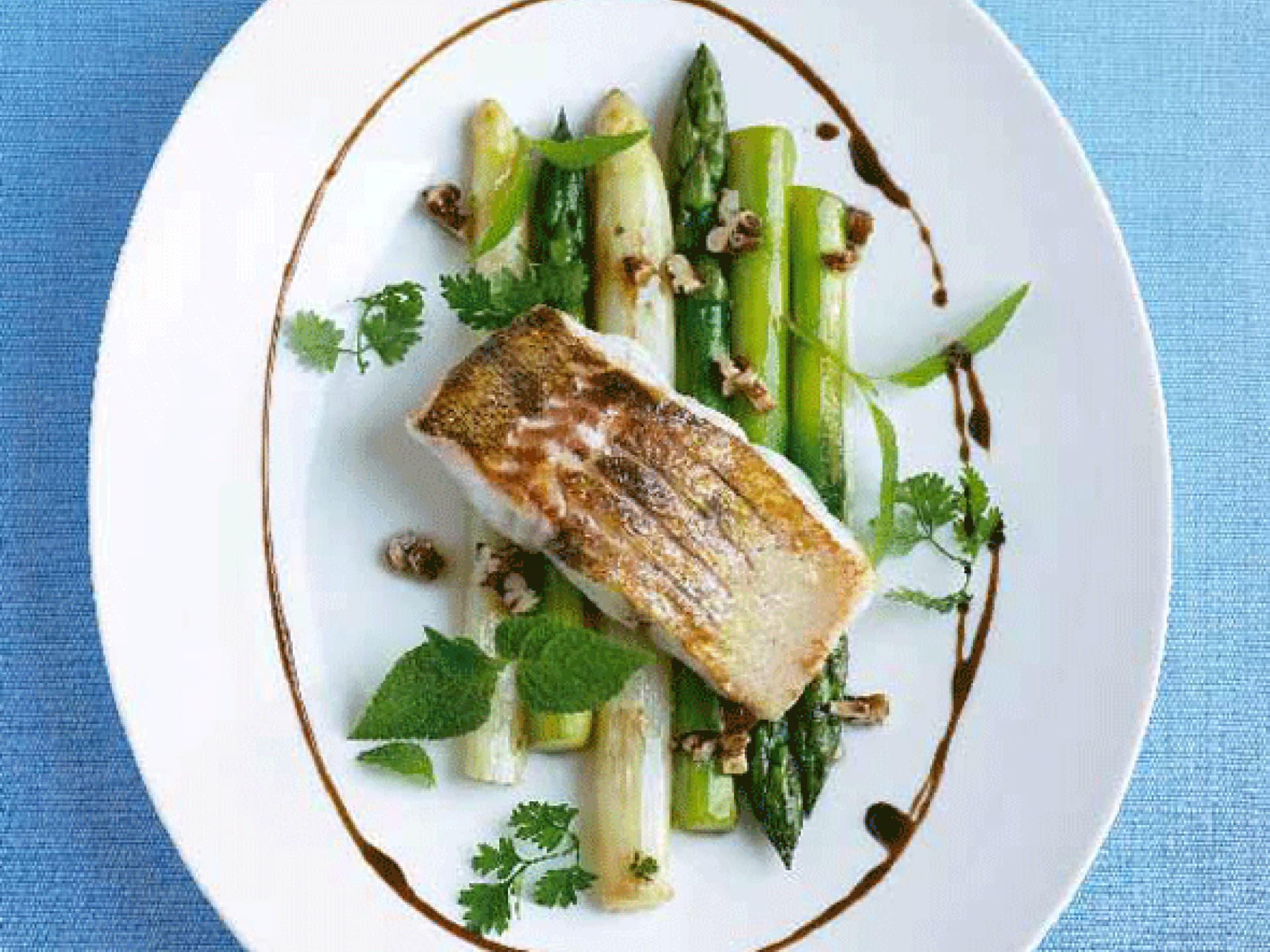 Gebratenes Zanderfilet mit zweierlei Spargel Gebratenes Zanderfilet mit zweierlei Spargel