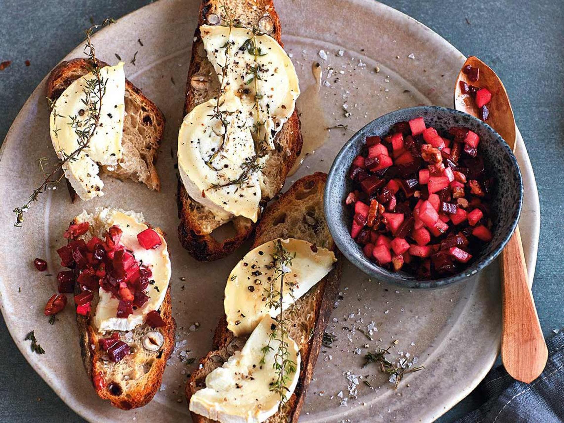 Ziegenkäserolle mit Rote-Bete-Apfel-Tatar auf Nussbrot mit Honig und Thynian