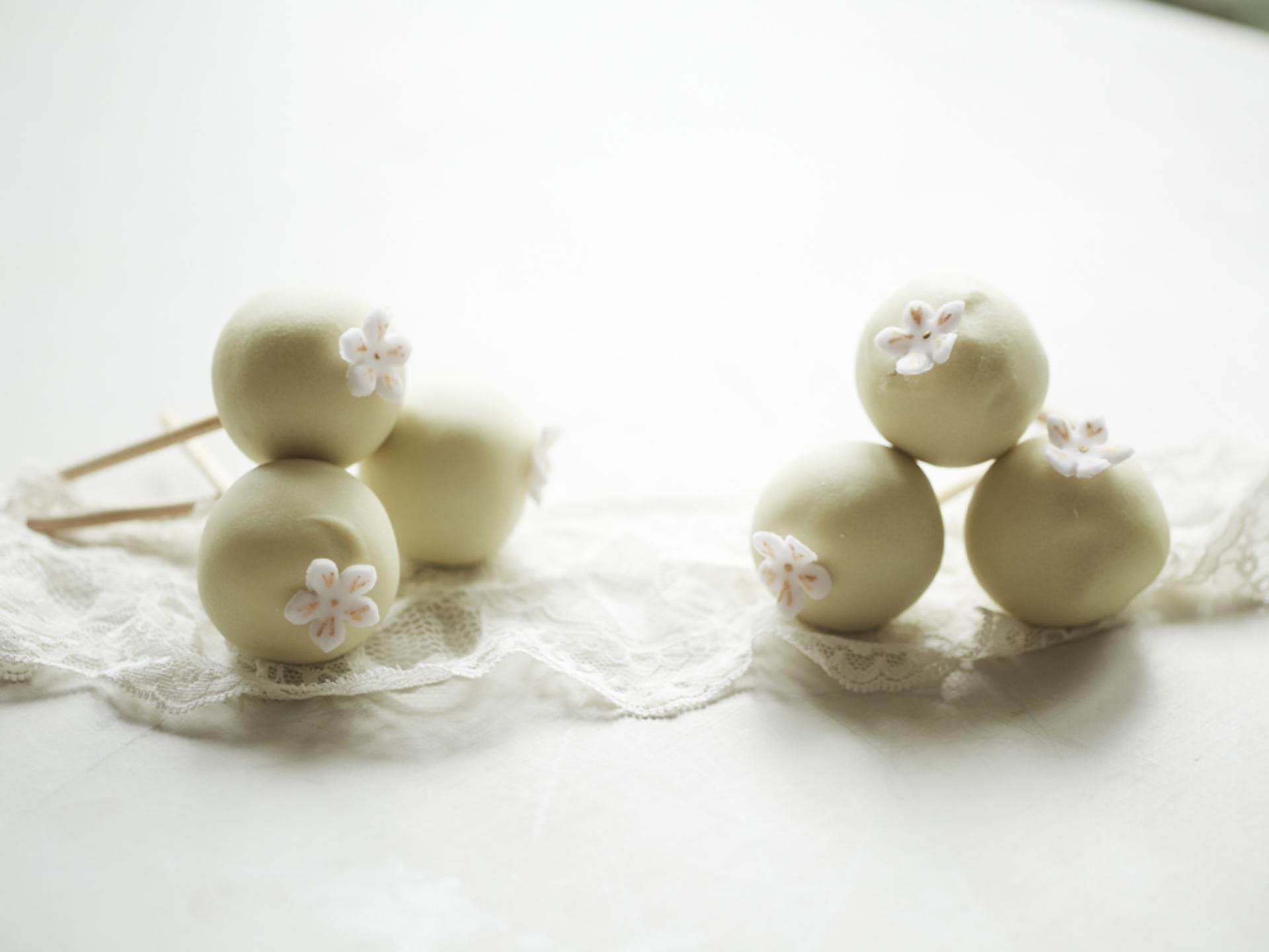 Zitronen Cakepops in weißer Schokolade