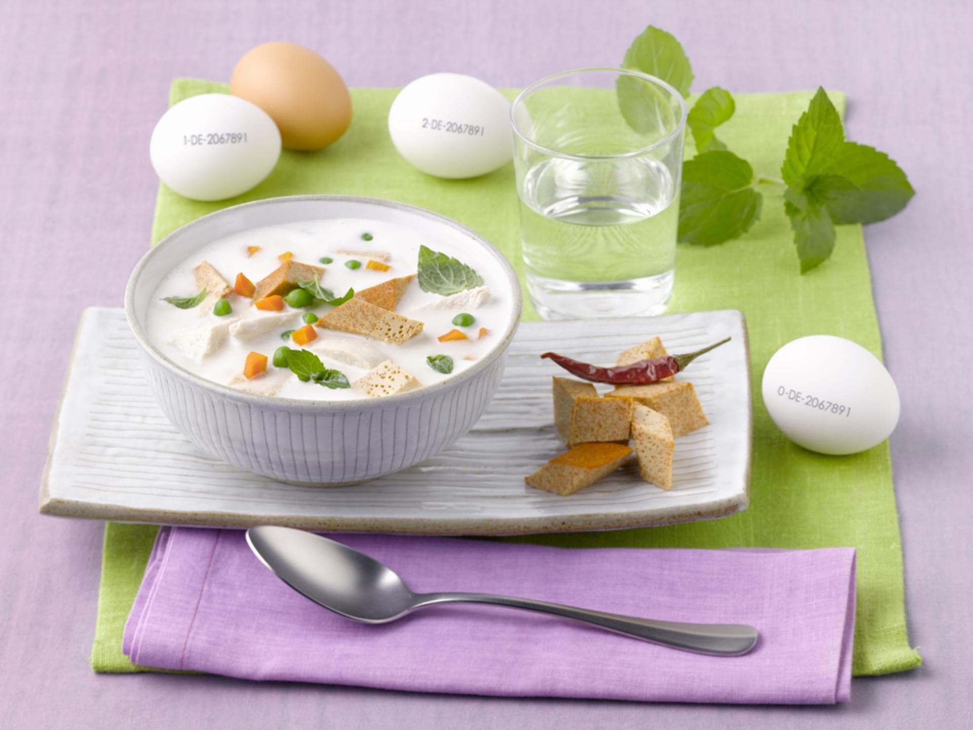 Zitronengrassuppe mit Chili-Eierstich