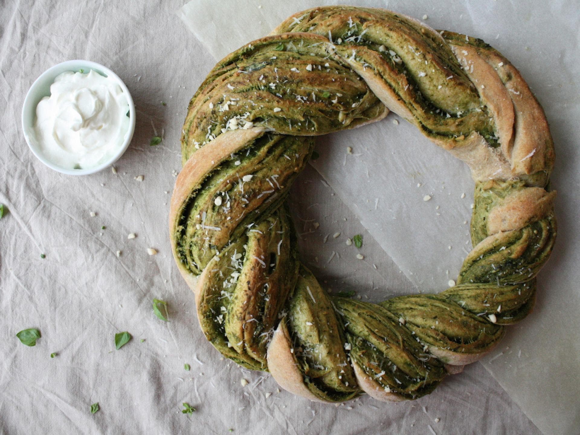 Zopfbrot Bärlauch - Leckerer Brotzopf mit Kräutern und Joghurt Dip
