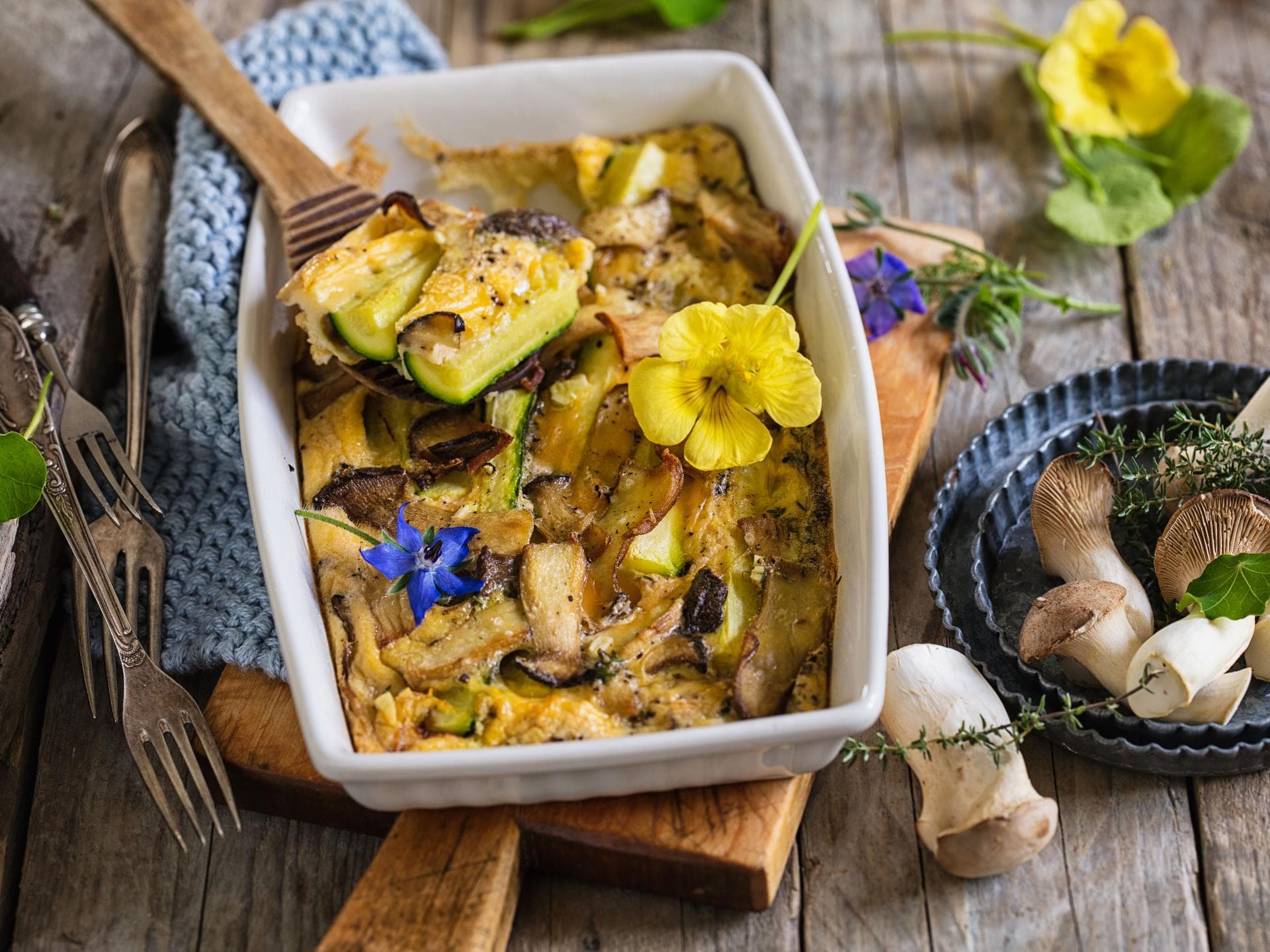 Zucchini-Kräuterseitling-Frittata mit Blüten
