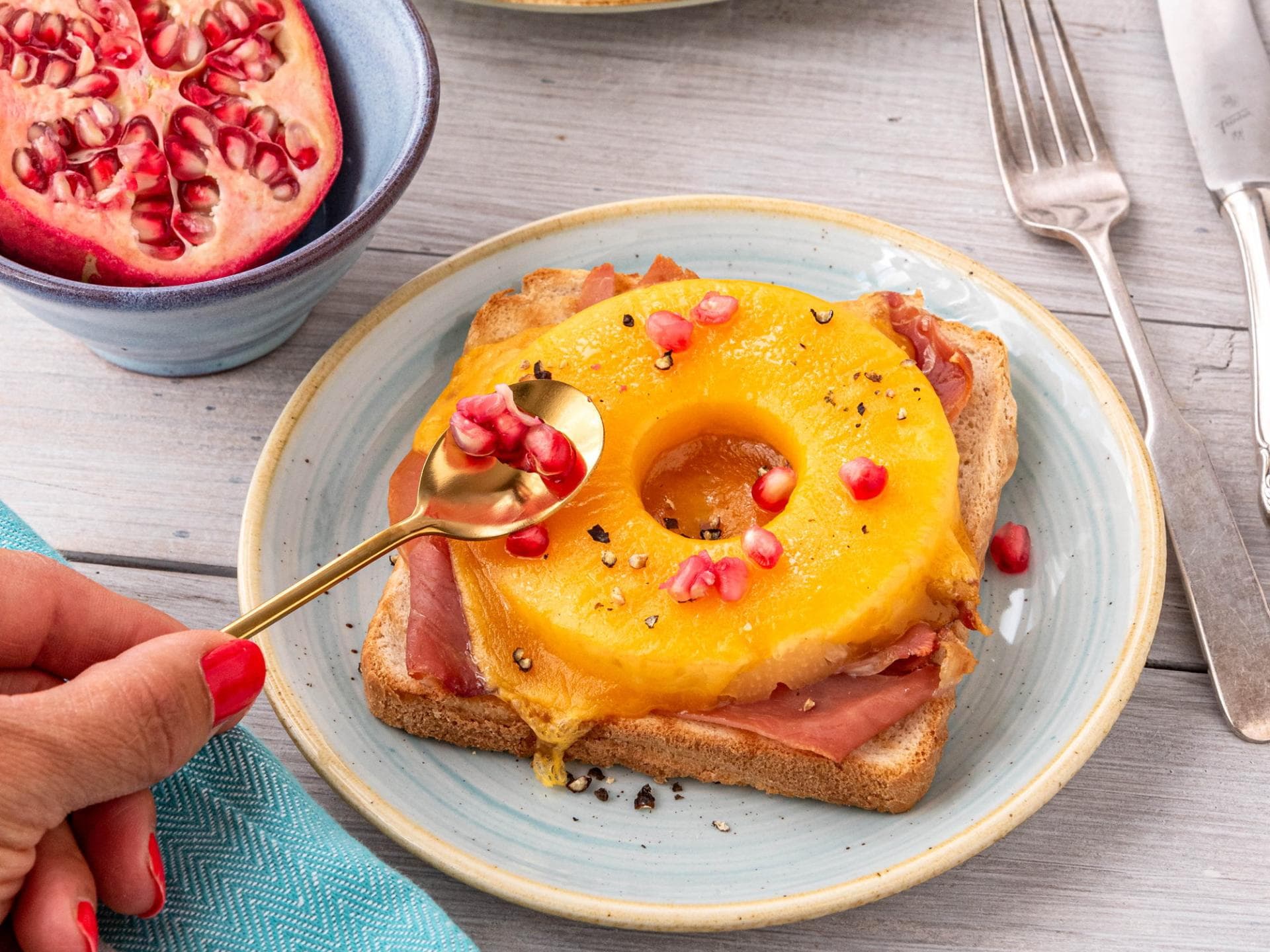 Toast Hawaii mit frischer Ananas und Granatapfelkernen 