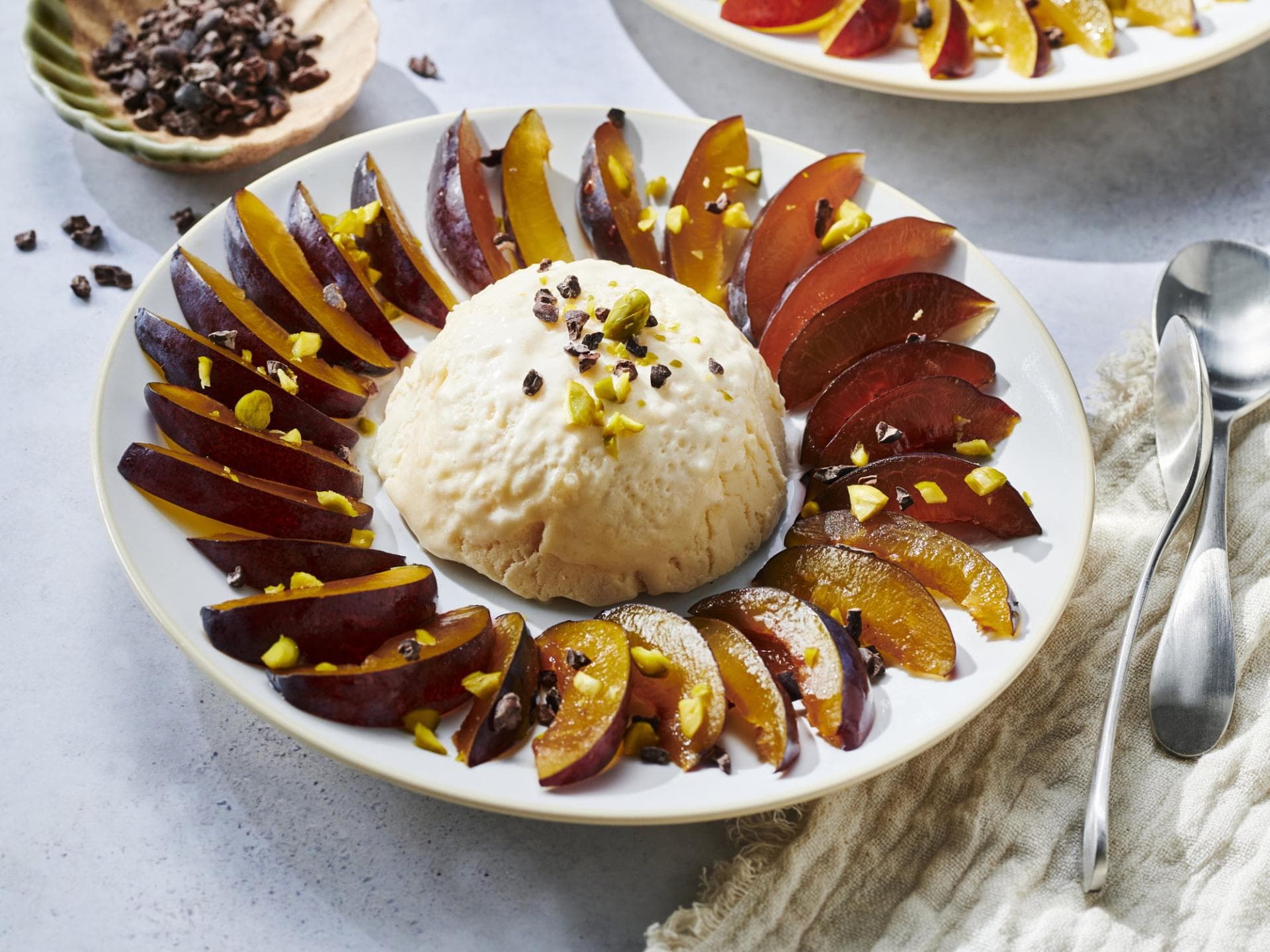 Pflaumen-Carpaccio mit Cremelikör-Parfait