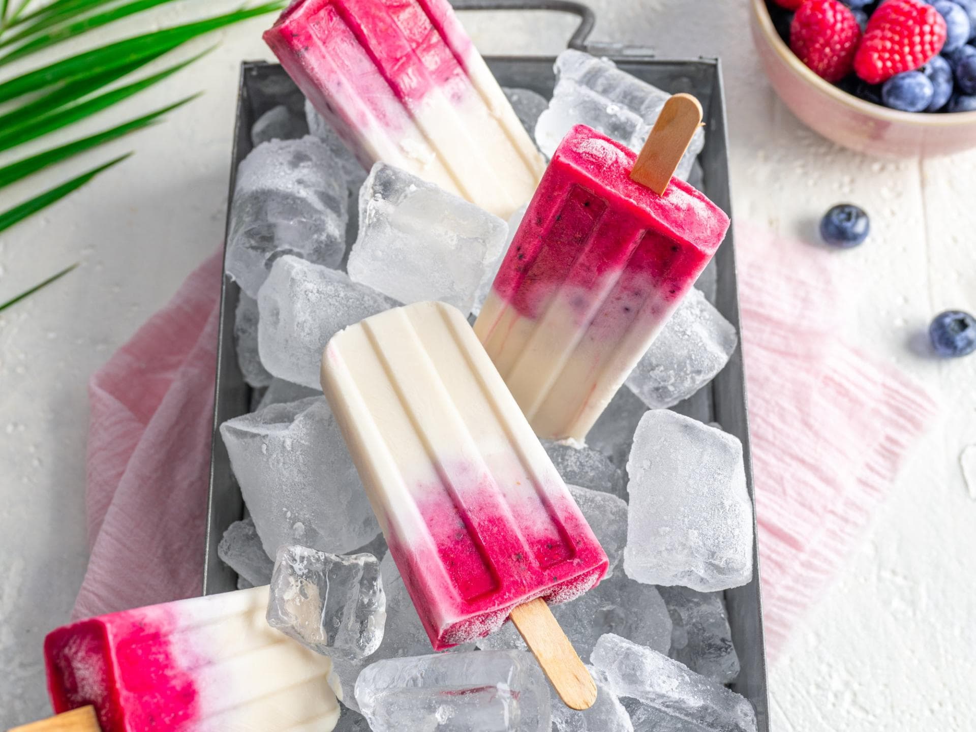 Beeren-Kokoseis am Stiel