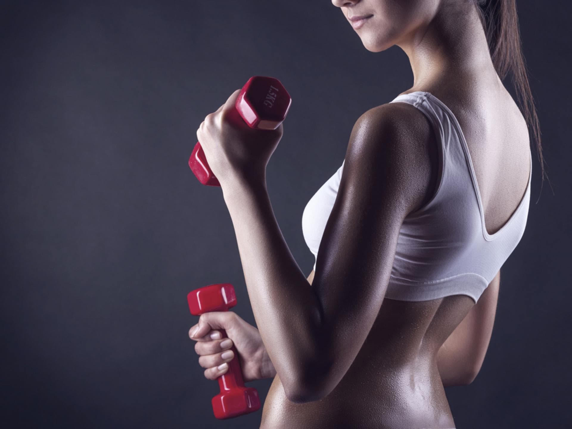 Frau mit Hanteln beim Sport