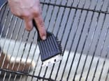 Grillrost wird gereinigt