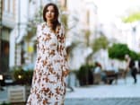 Frau im Blumenkleid
