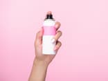 Haarspray in der Hand