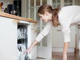 Frau vor Spülmaschine
