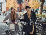 Freundinnen mit Fahrrädern lachen
