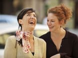 Die beide Frauen haben gut lachen: So macht Mode Spaß